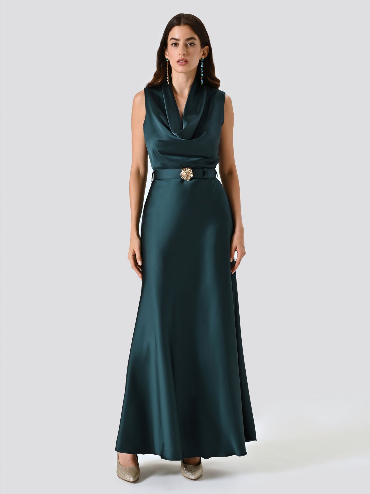 Langes Kleid aus grünem Satin mit Design-Gürtel in_i7