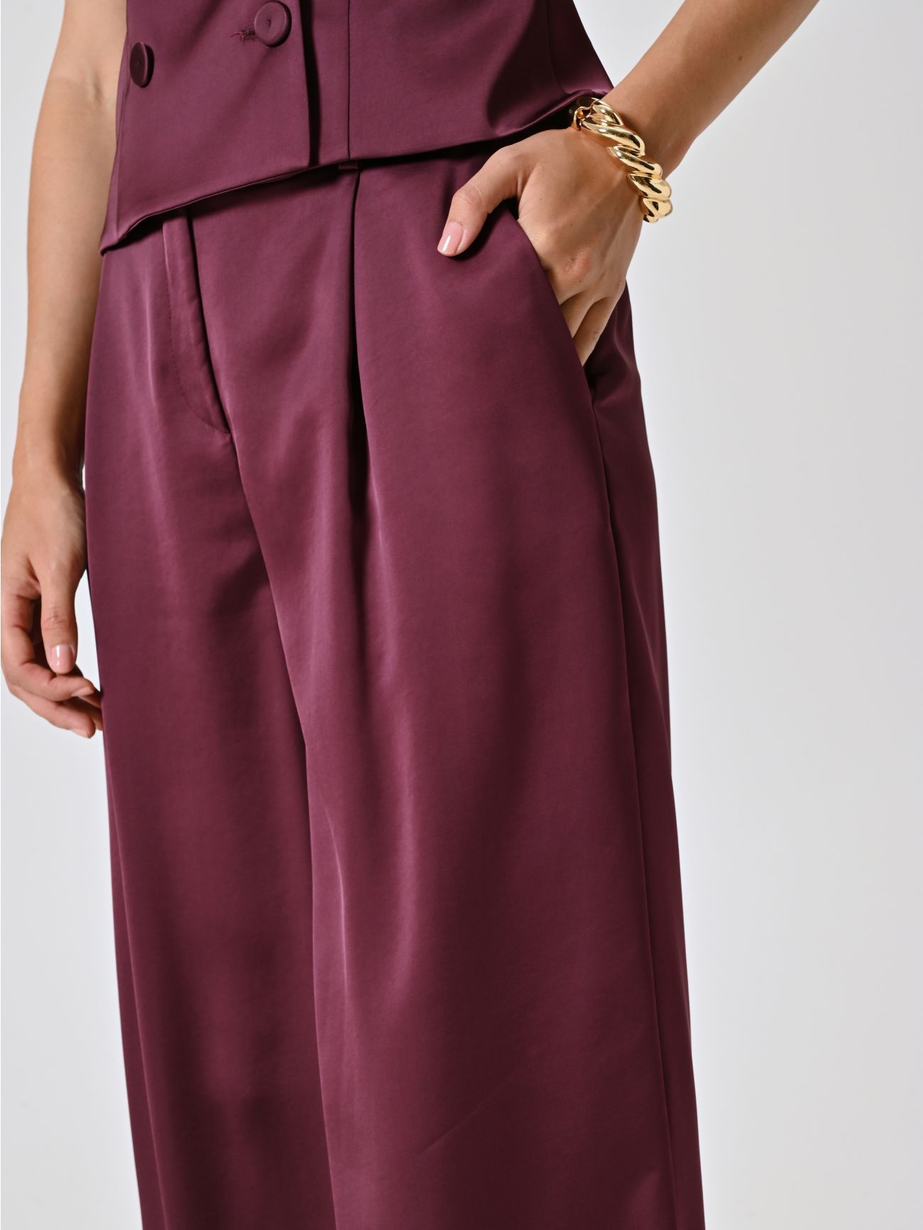 Pantalón en satén burdeos in_i5