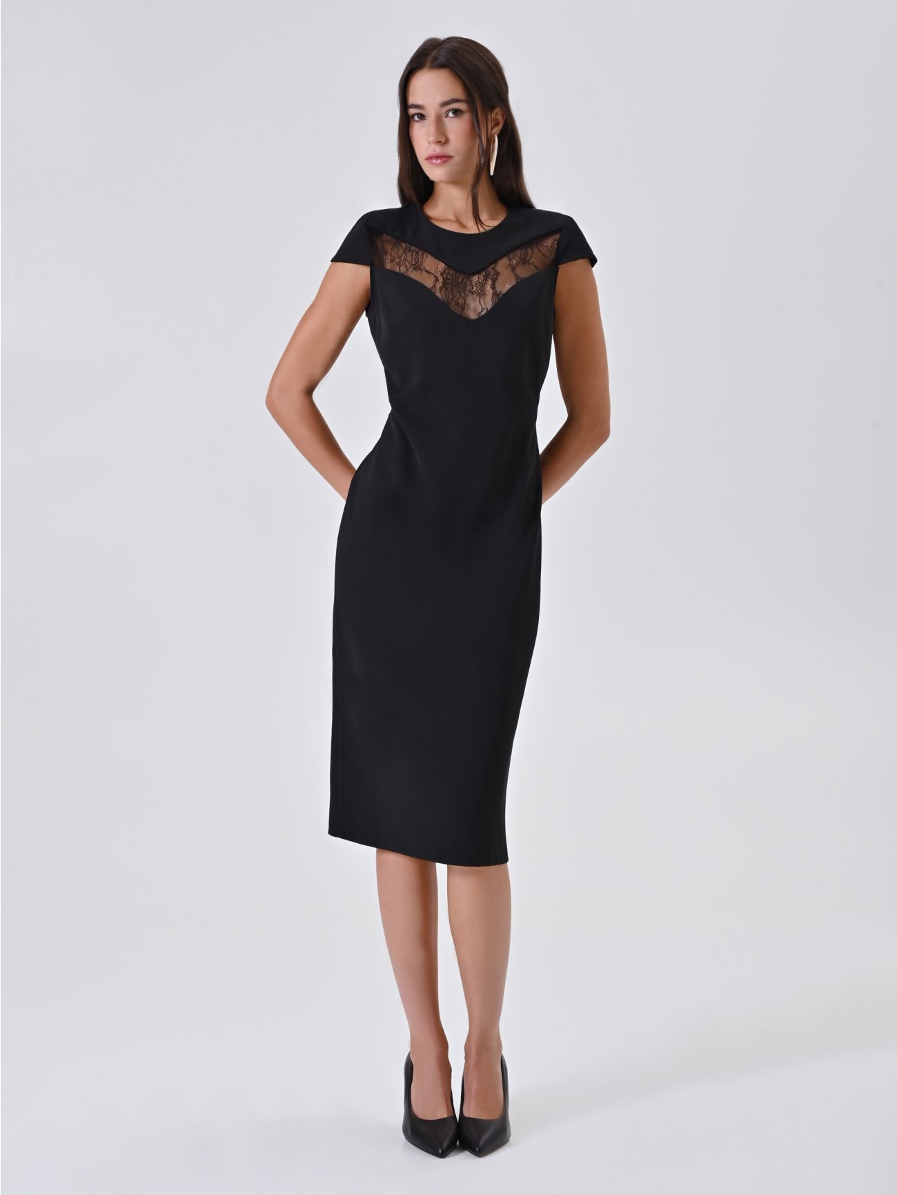 Vestido de tubo negro con cuerpo de encaje in_i7