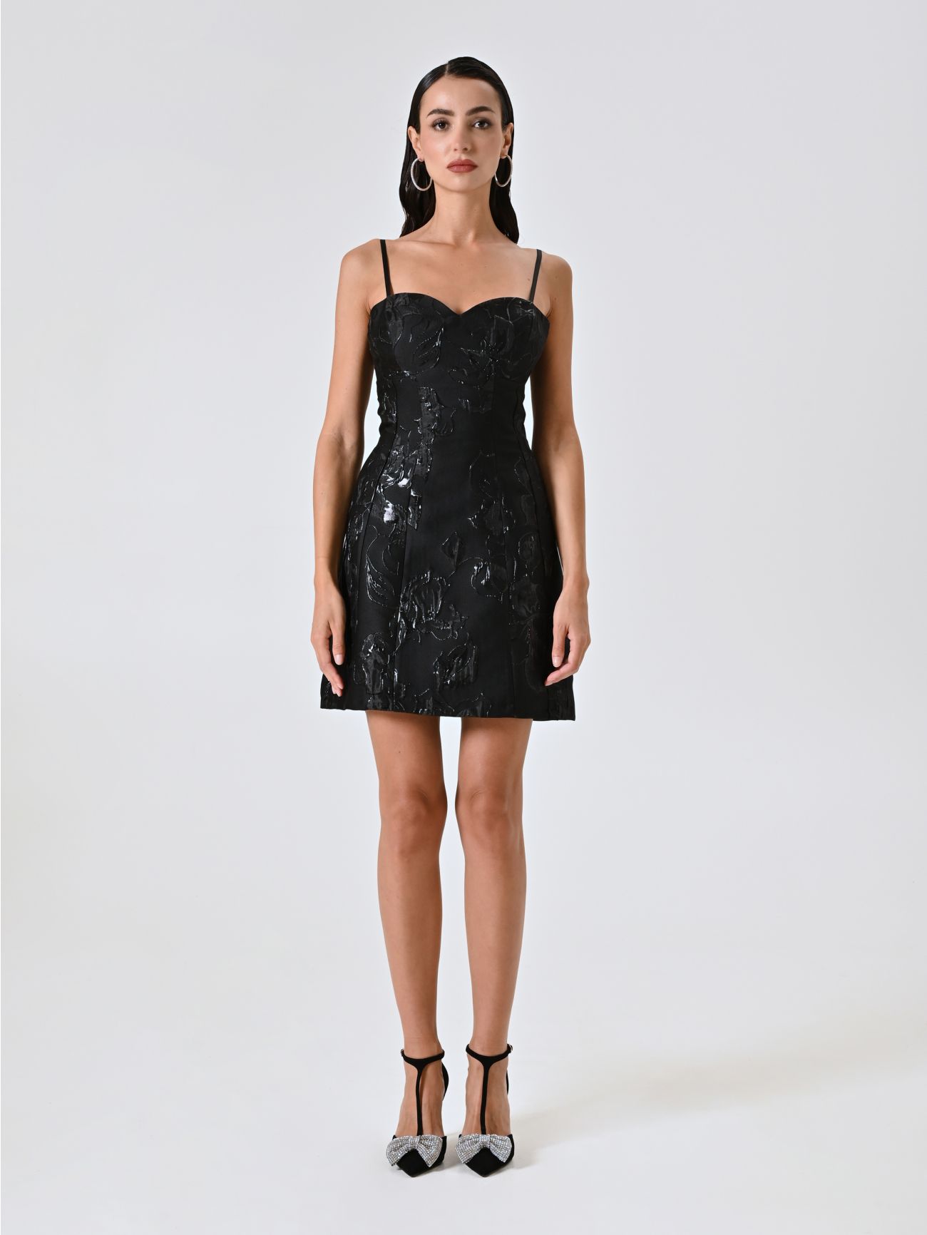 Schwarzes Kleid mit Tellerrock und Blumenmuster det_1