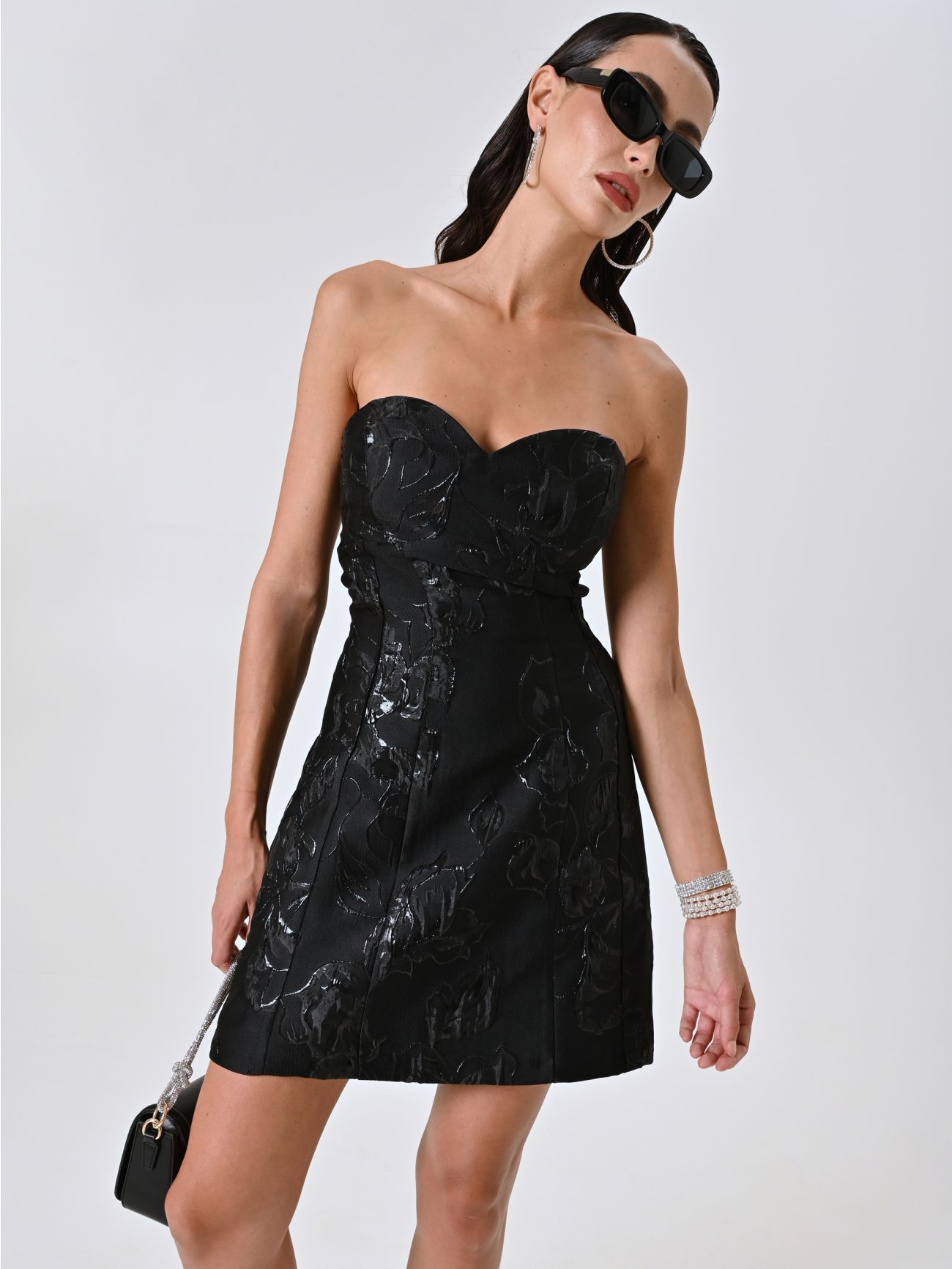 Vestido de vuelo negro con estampado floral in_i6
