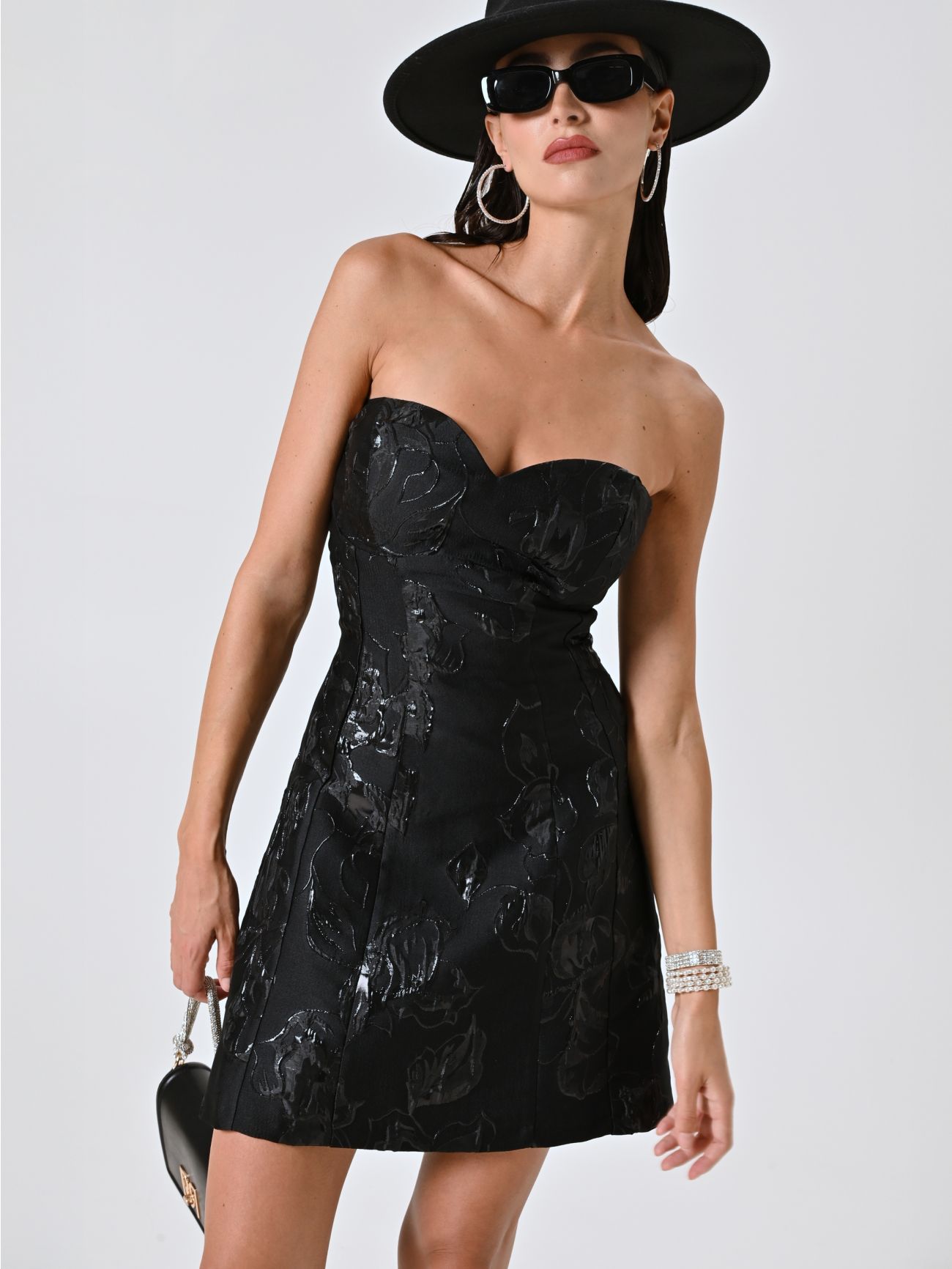 Schwarzes Kleid mit Tellerrock und Blumenmuster sp_e1