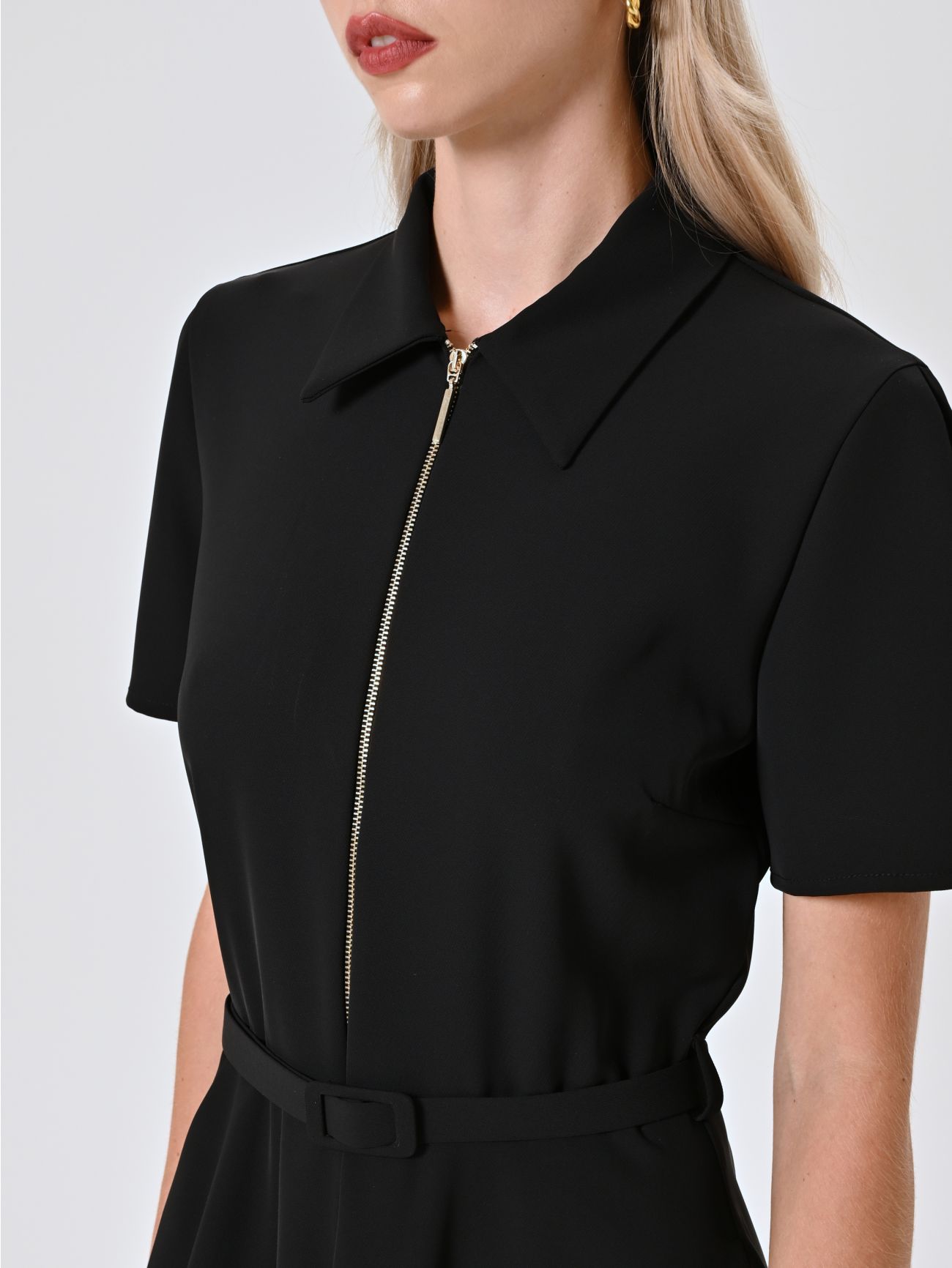 Kleid mit Reißverschluss und Kragen in_i5
