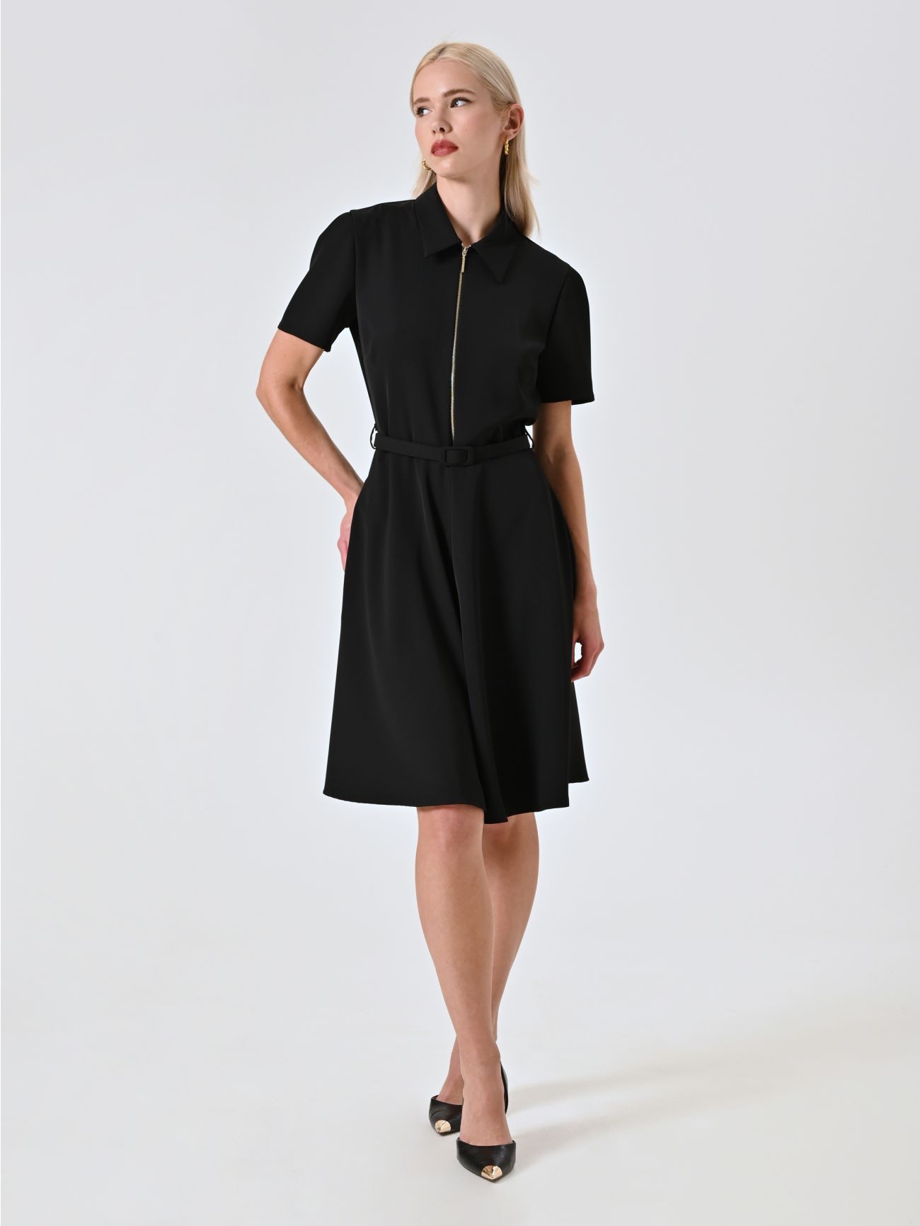 Kleid mit Reißverschluss und Kragen in_i7