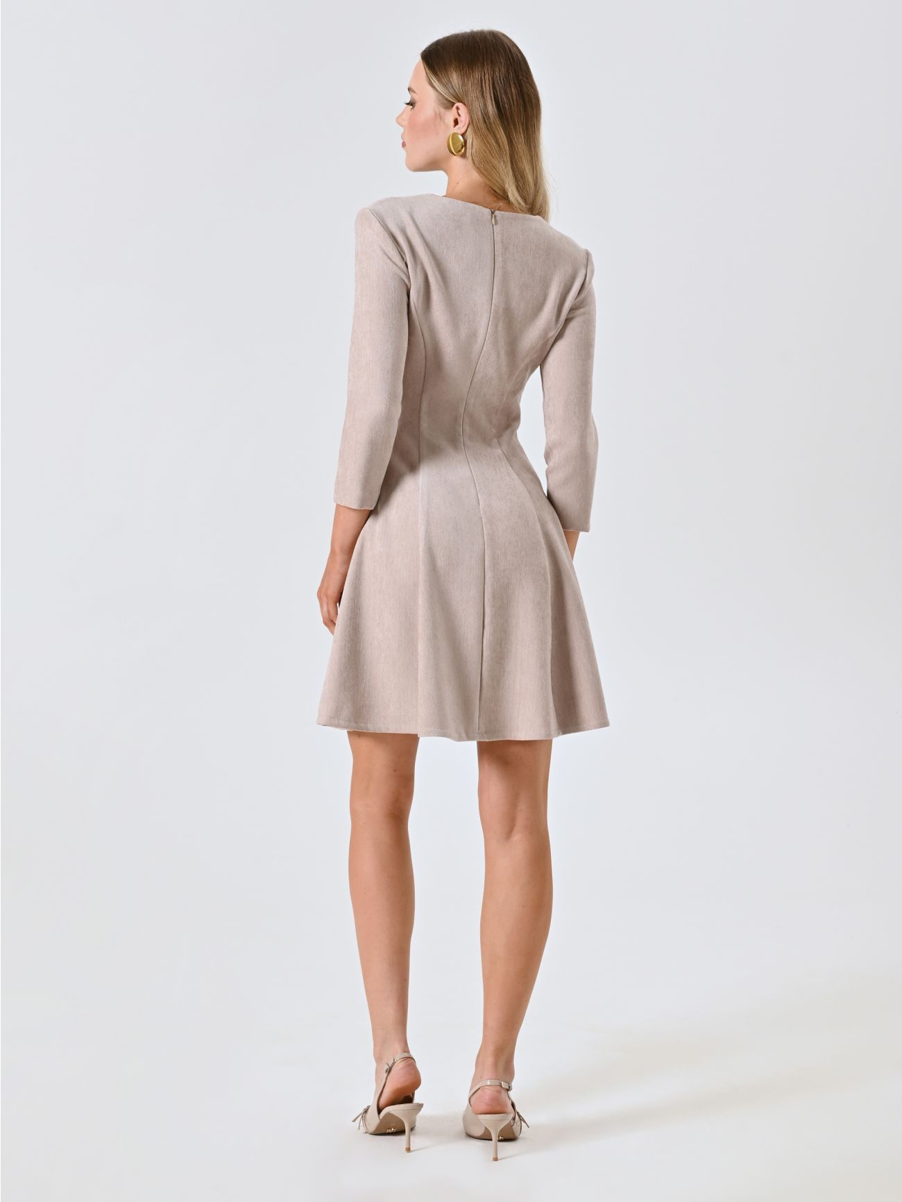 Vestido de vuelo corto en chenilla beige det_3