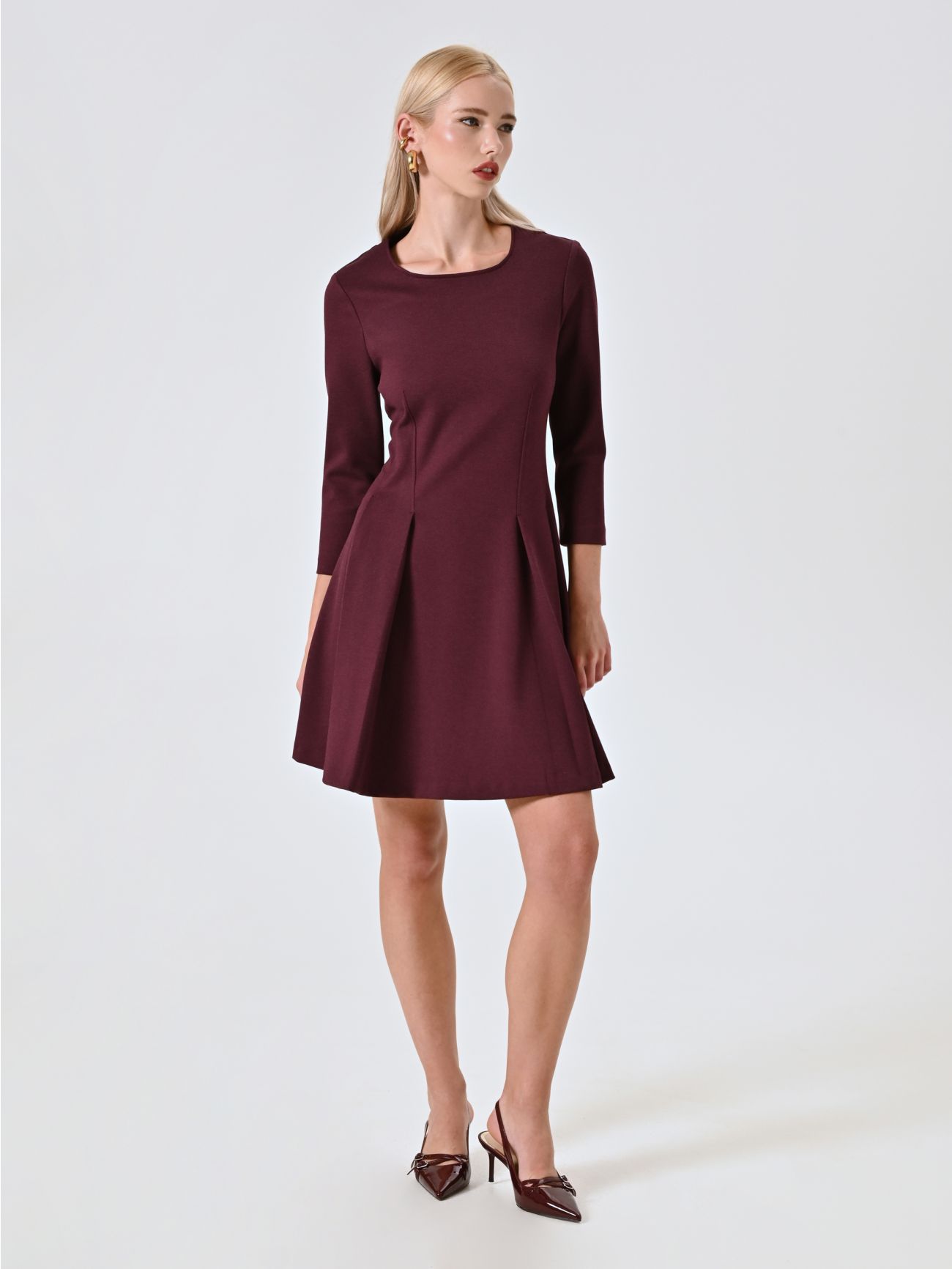 Kleid mit Tellerrock in Bordeaux in_i7