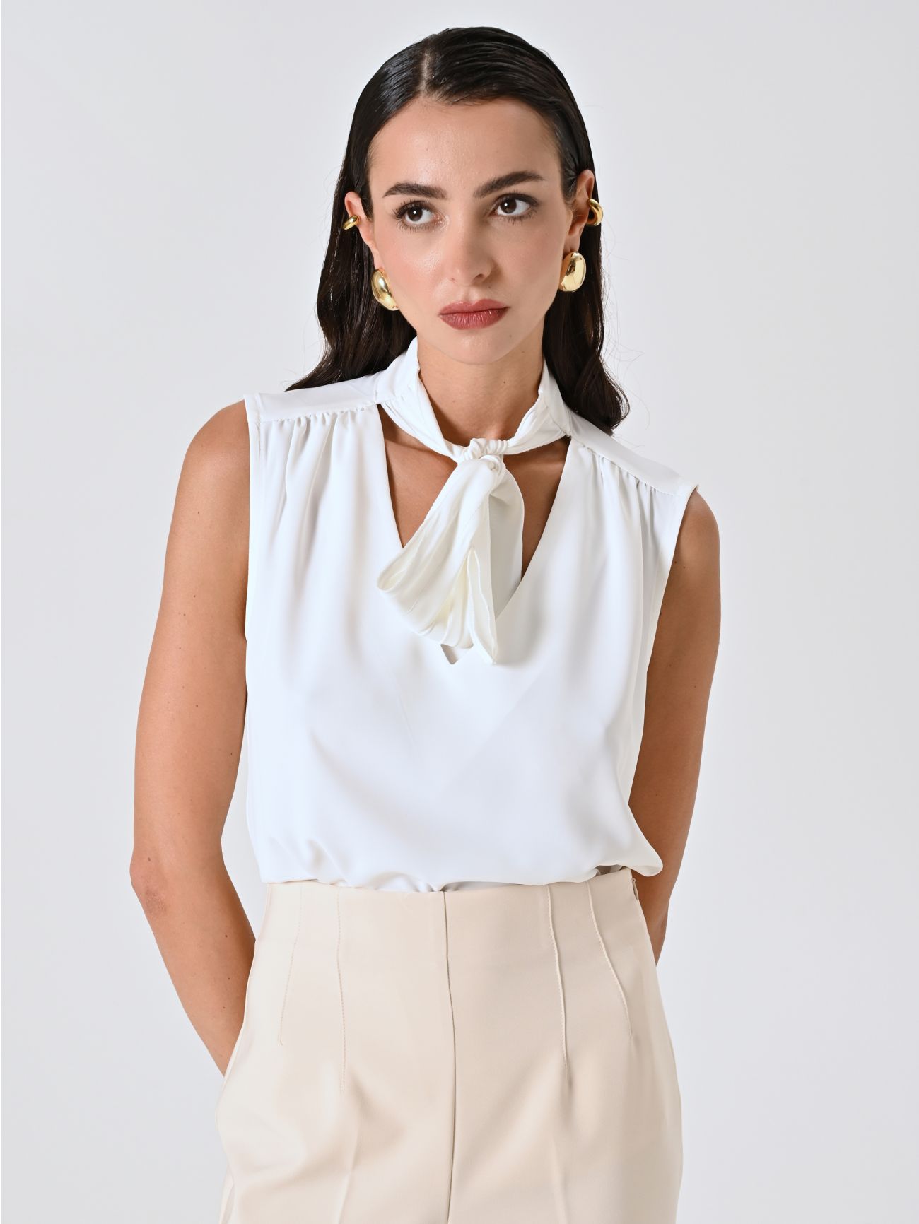 White Top with Bow in_i7