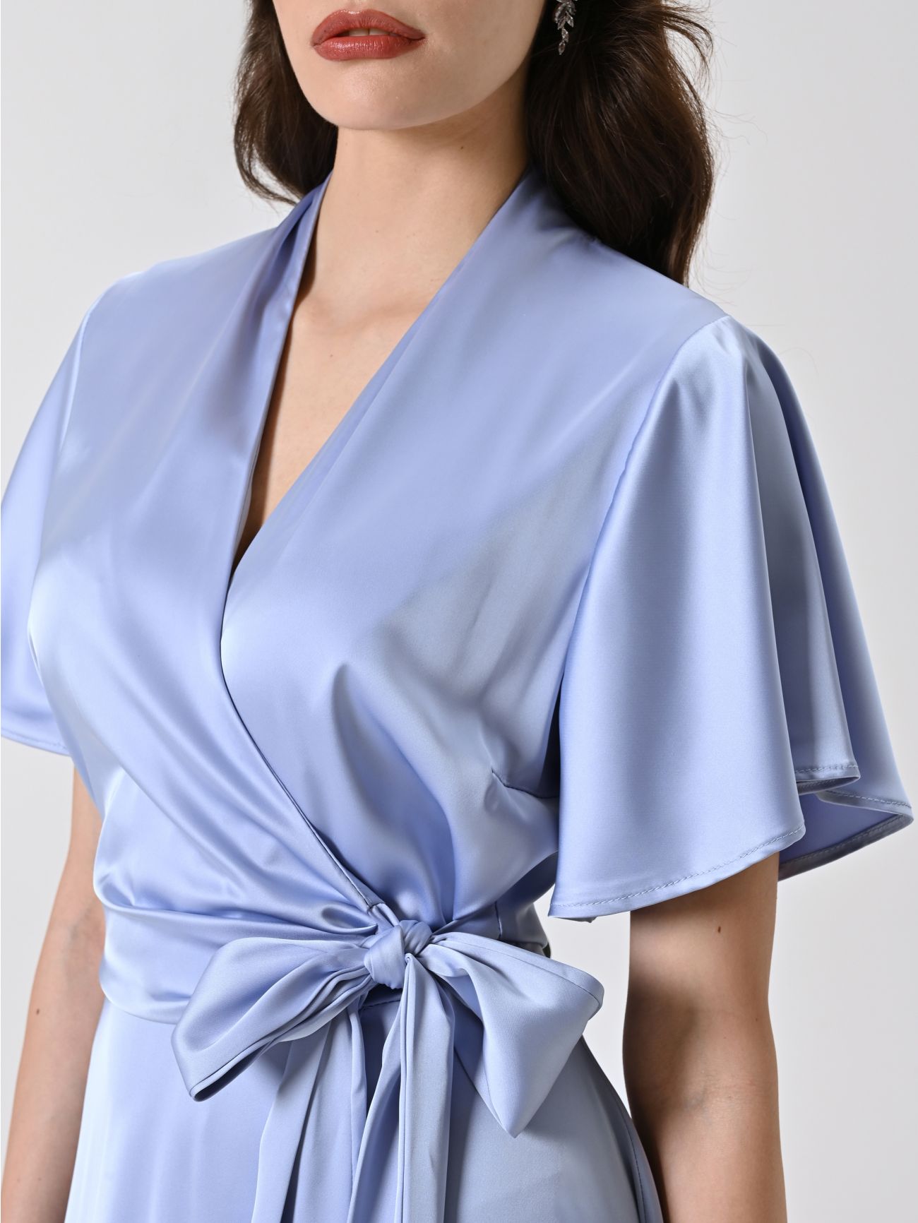 Langes Kleid in Hellblau mit Schleife in_i5
