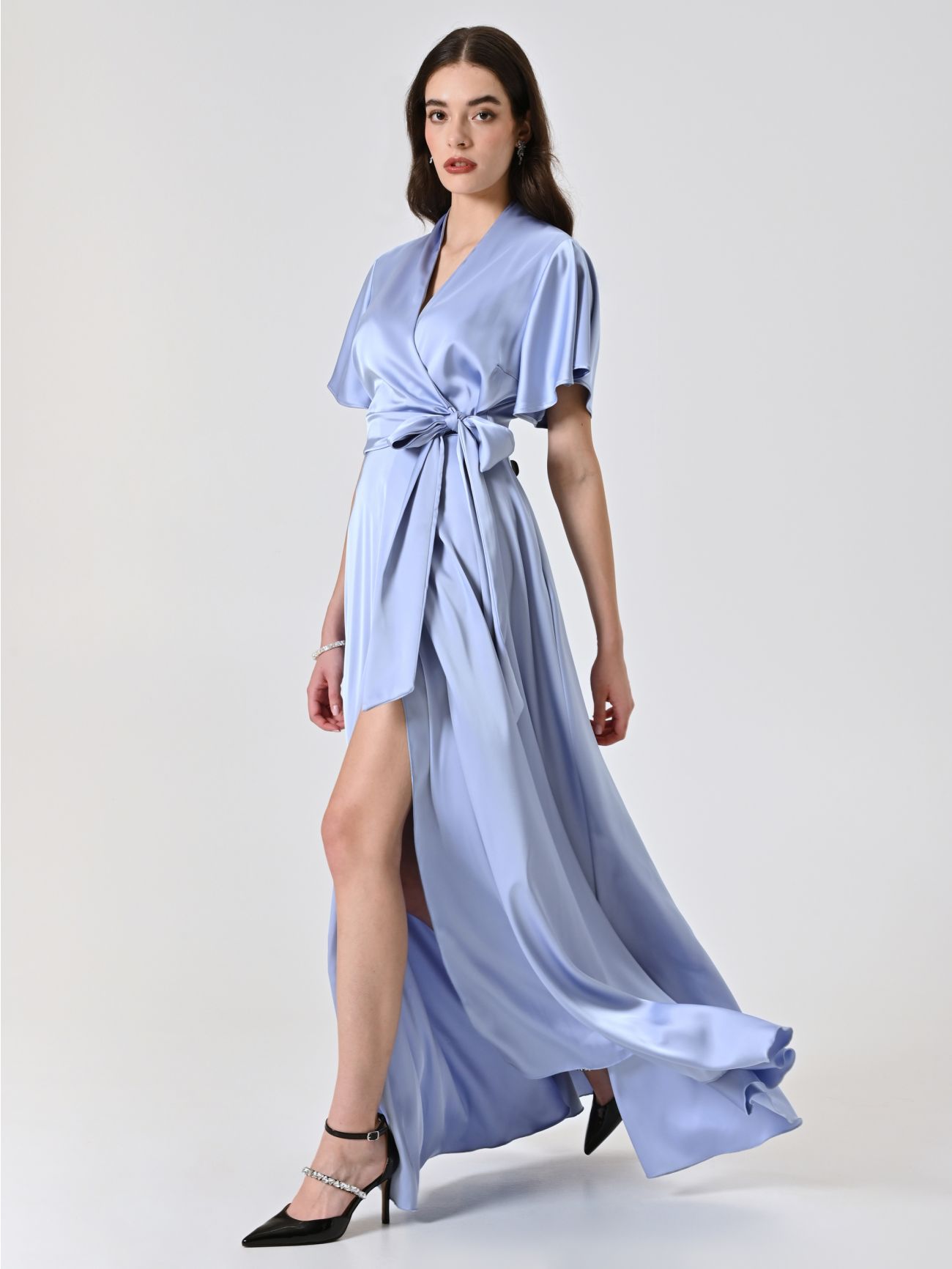 Langes Kleid in Hellblau mit Schleife in_i7