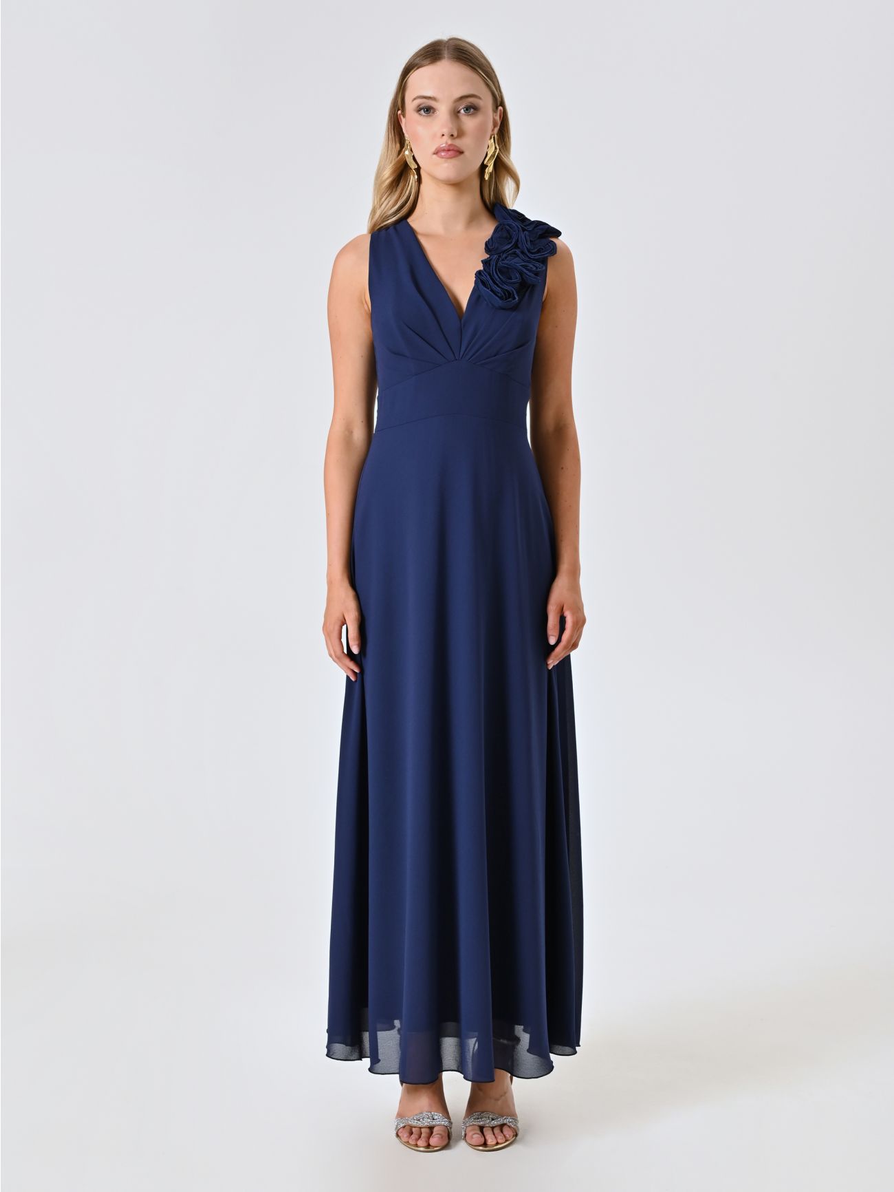 Langes Kleid in Blau mit geprägter Blumenverzierung det_1