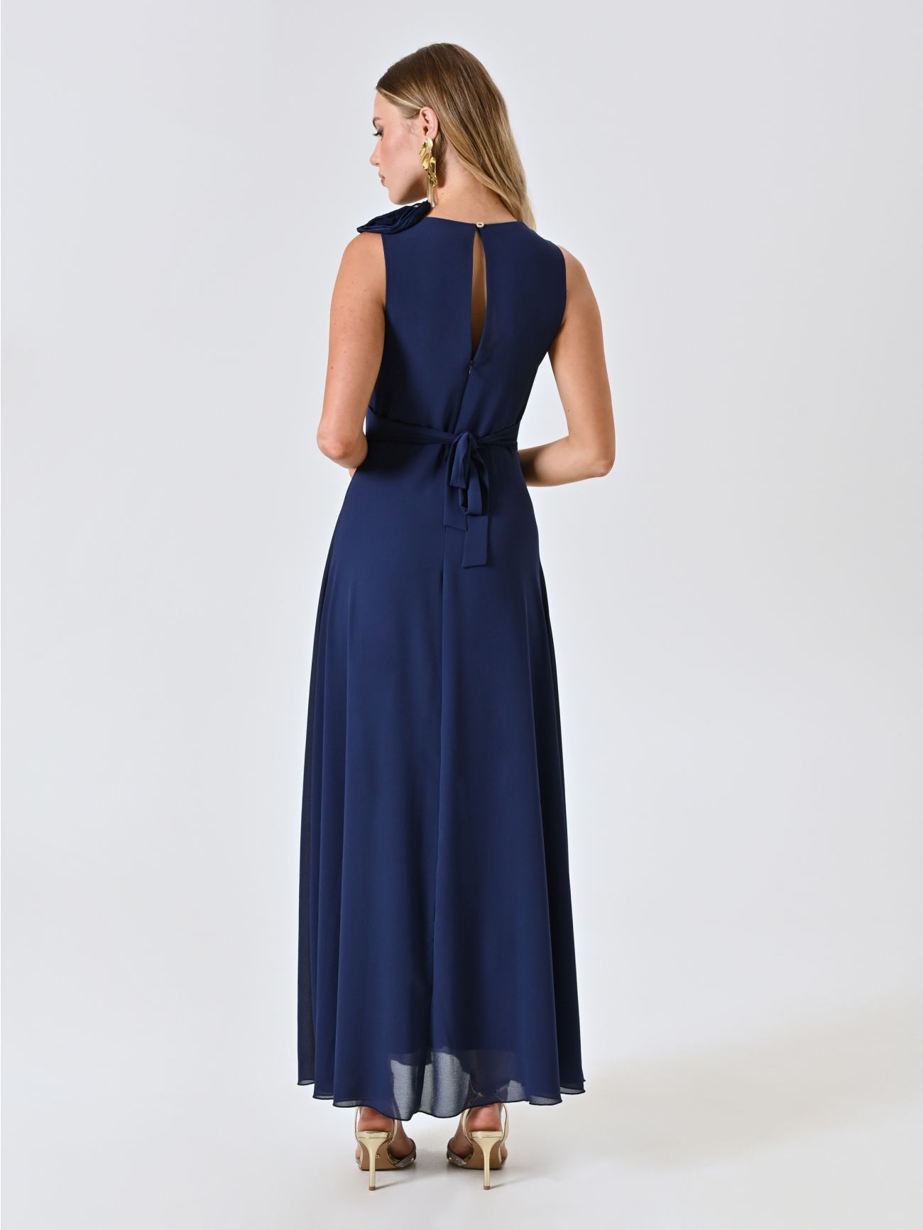 Langes Kleid in Blau mit geprägter Blumenverzierung det_3