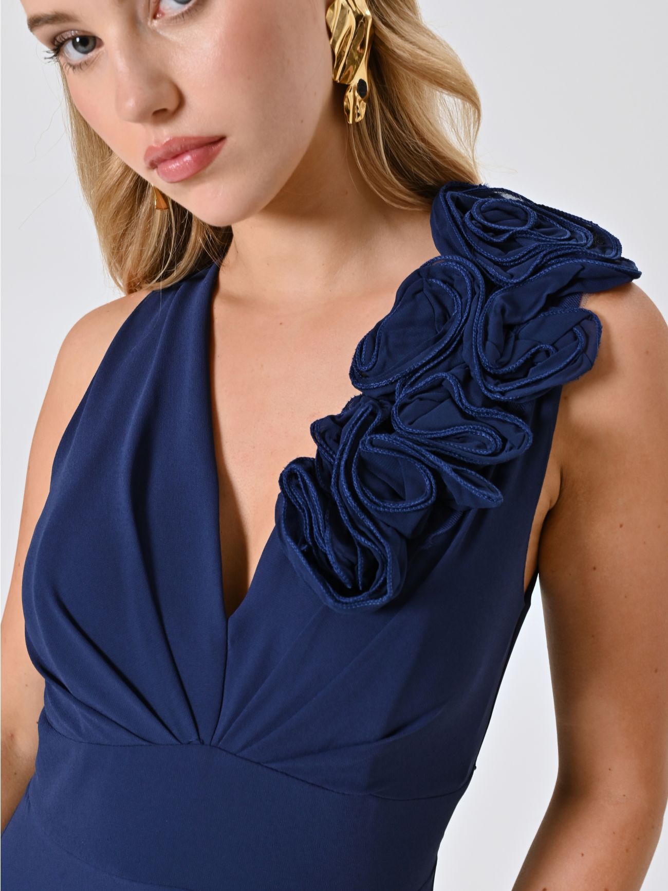 Langes Kleid in Blau mit geprägter Blumenverzierung in_i5