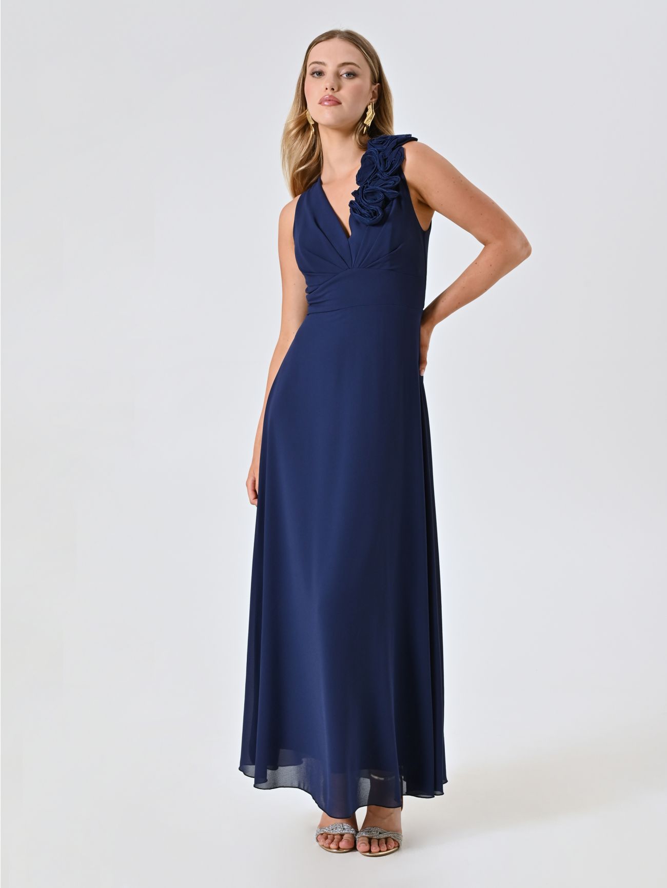 Langes Kleid in Blau mit geprägter Blumenverzierung in_i7