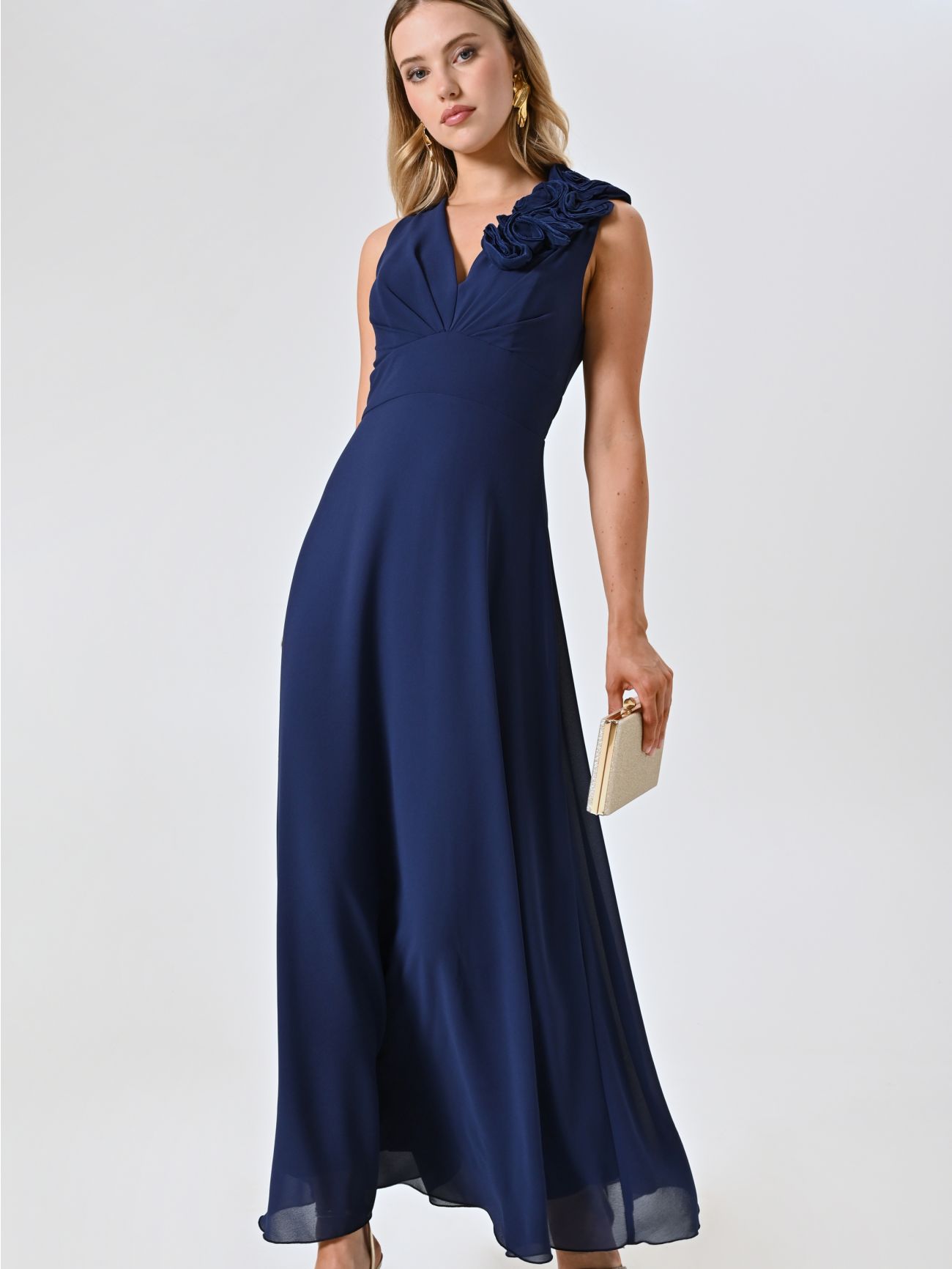 Langes Kleid in Blau mit geprägter Blumenverzierung sp_e1