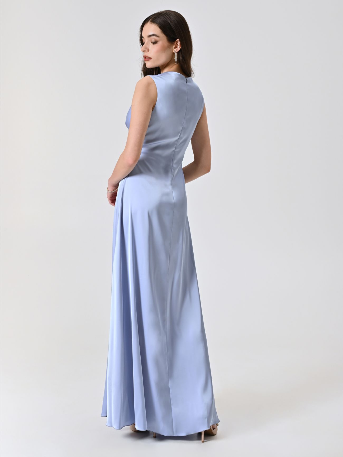 Langes Kleid in Hellblau mit genähten Falten det_3