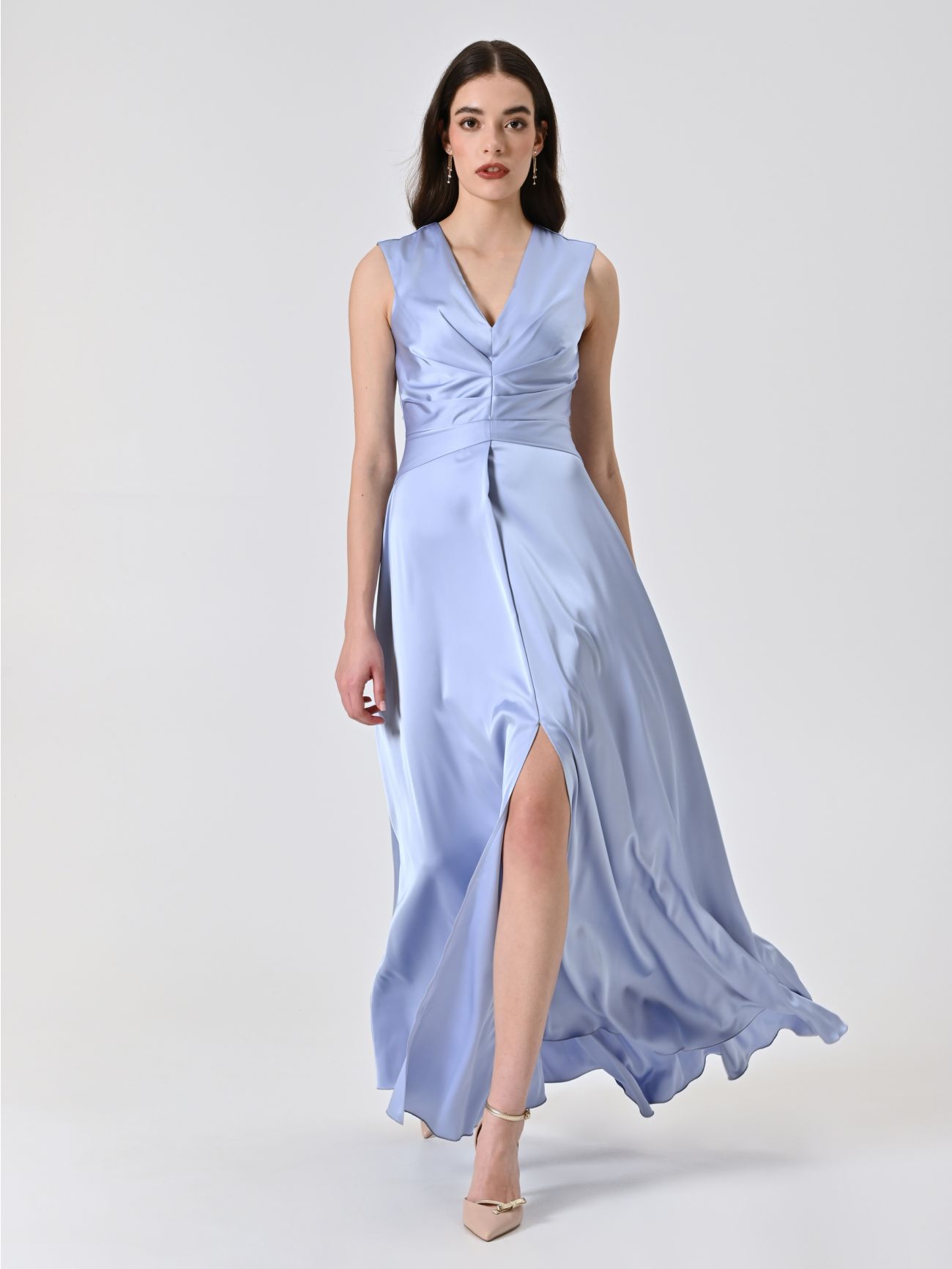 Langes Kleid in Hellblau mit genähten Falten in_i7