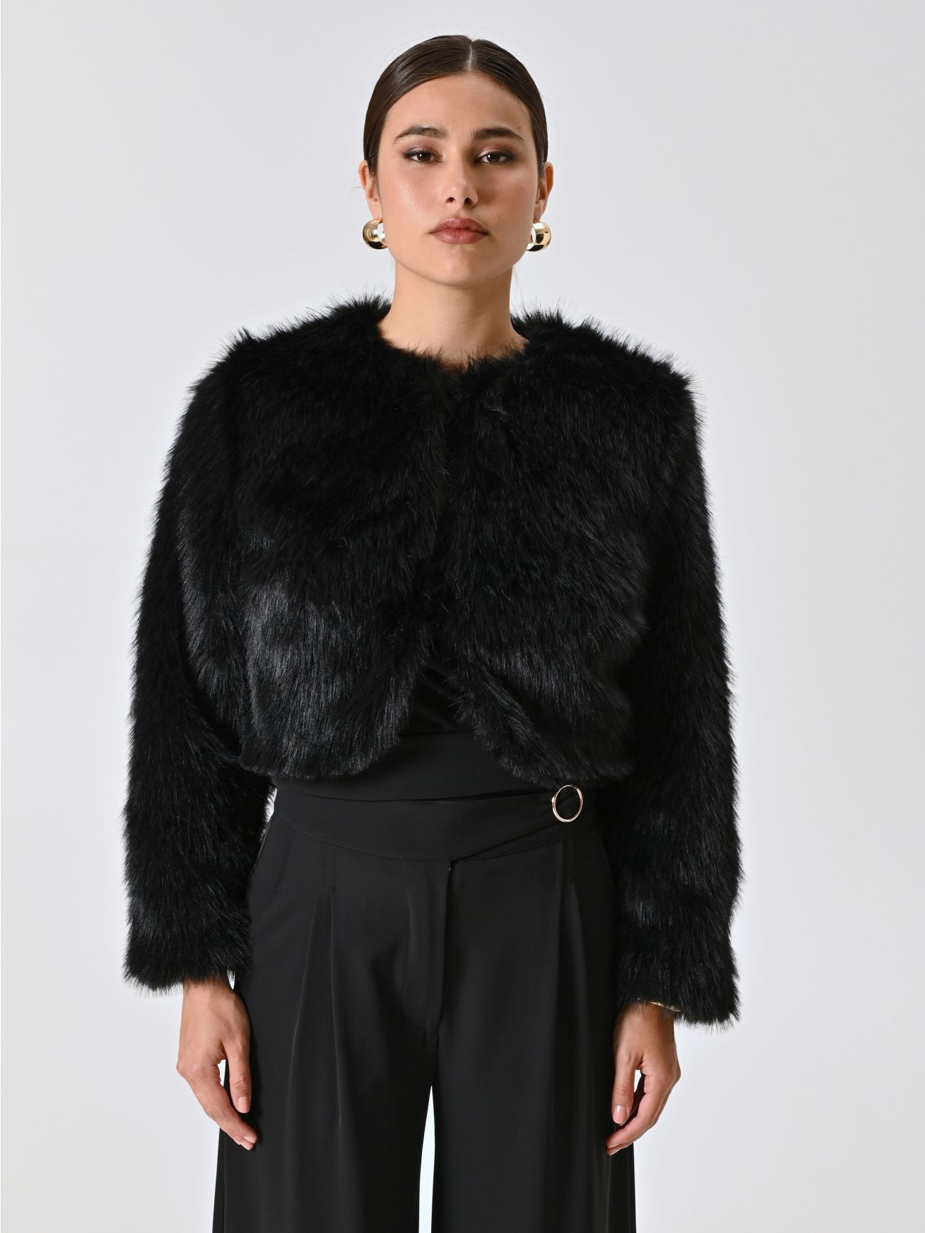 Kurze Jacke mit Pelzeffekt in Schwarz det_2
