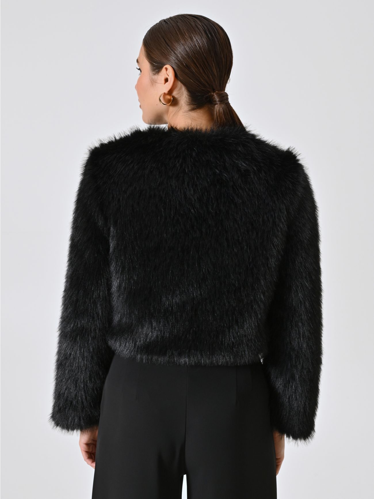 Kurze Jacke mit Pelzeffekt in Schwarz det_3