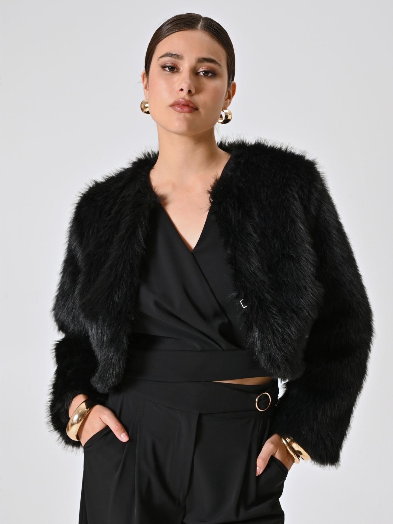 Kurze Jacke mit Pelzeffekt in Schwarz in_i7