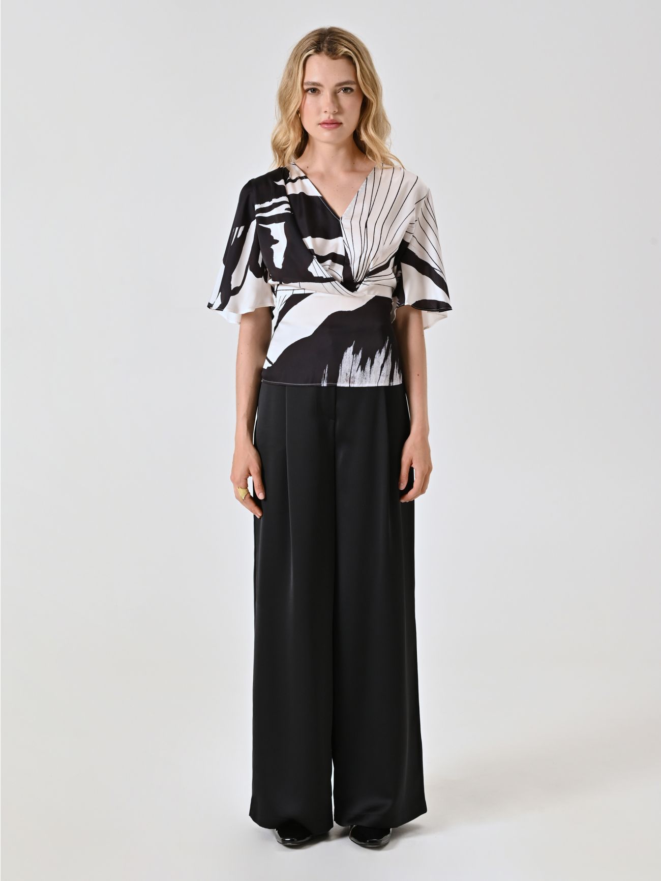 Bluse mit Muster in Schwarz & Weiß det_1