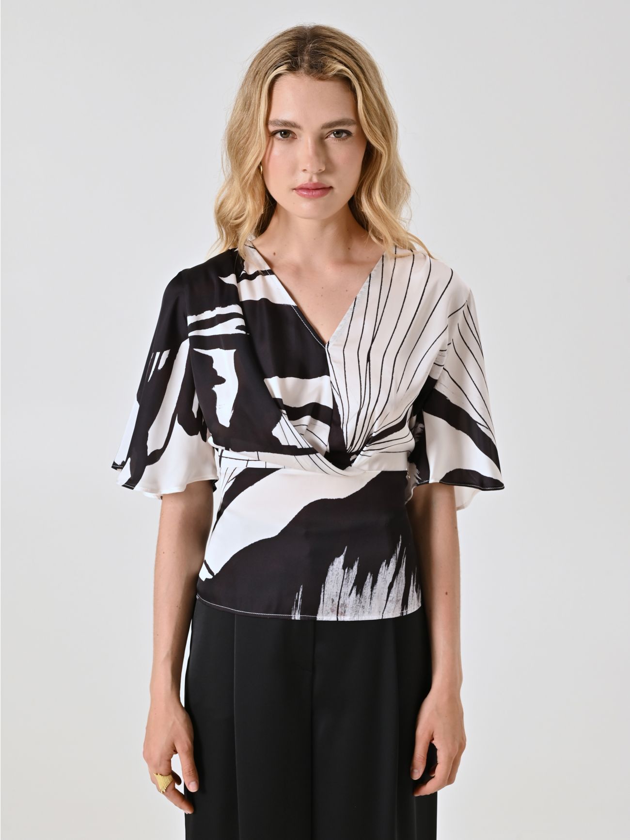 Bluse mit Muster in Schwarz & Weiß det_2