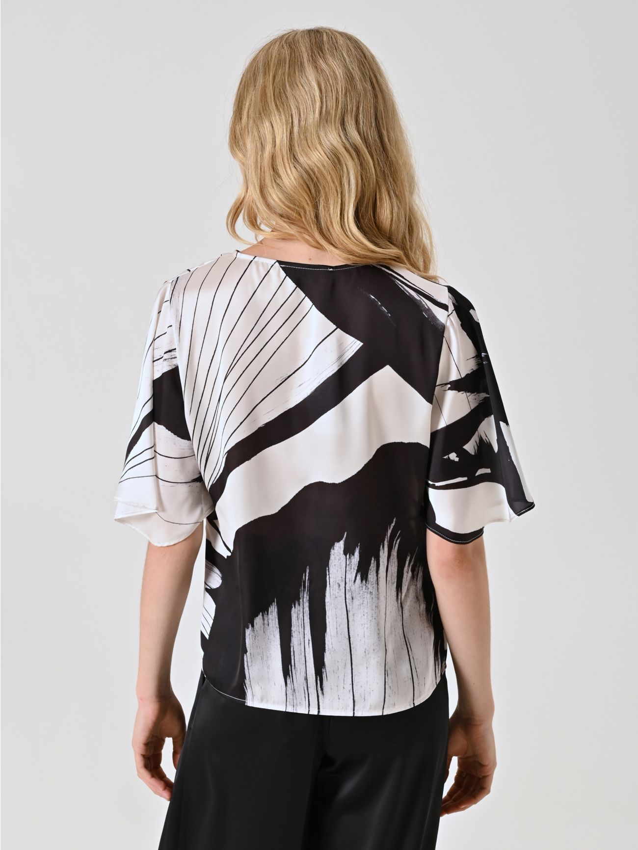 Bluse mit Muster in Schwarz & Weiß det_3