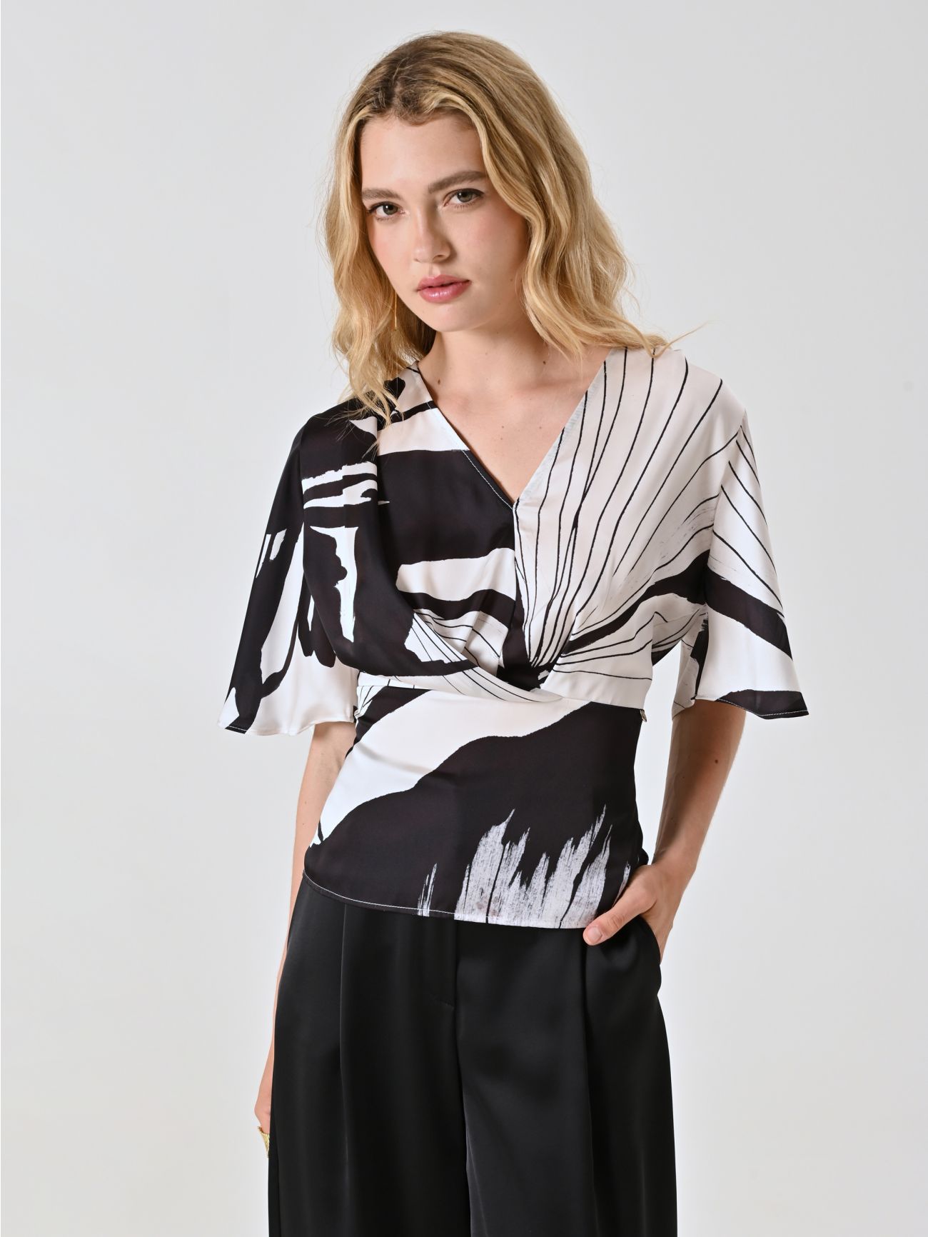 Bluse mit Muster in Schwarz & Weiß in_i7