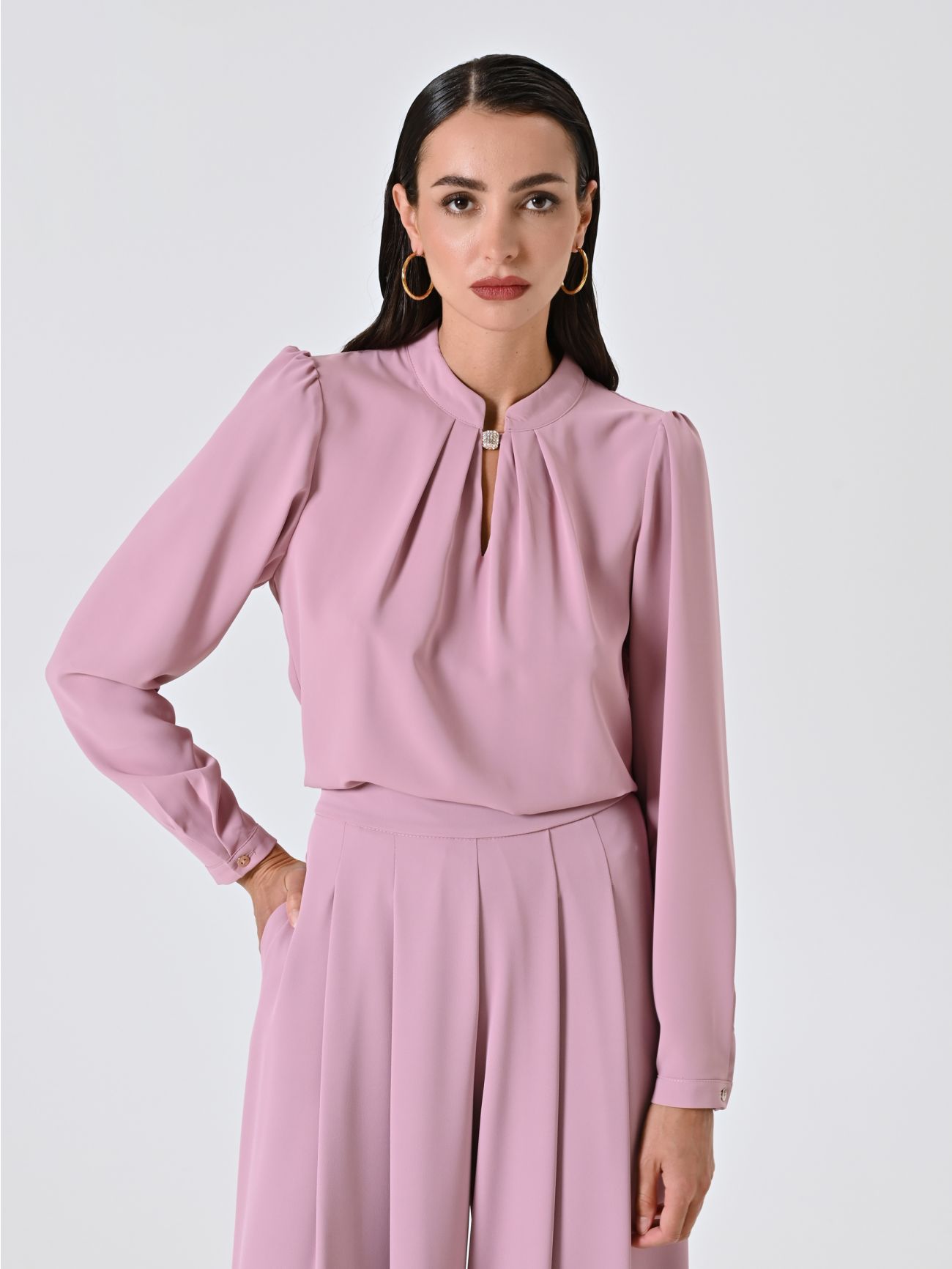 Bluse mit Schmuck-Detail in_i7