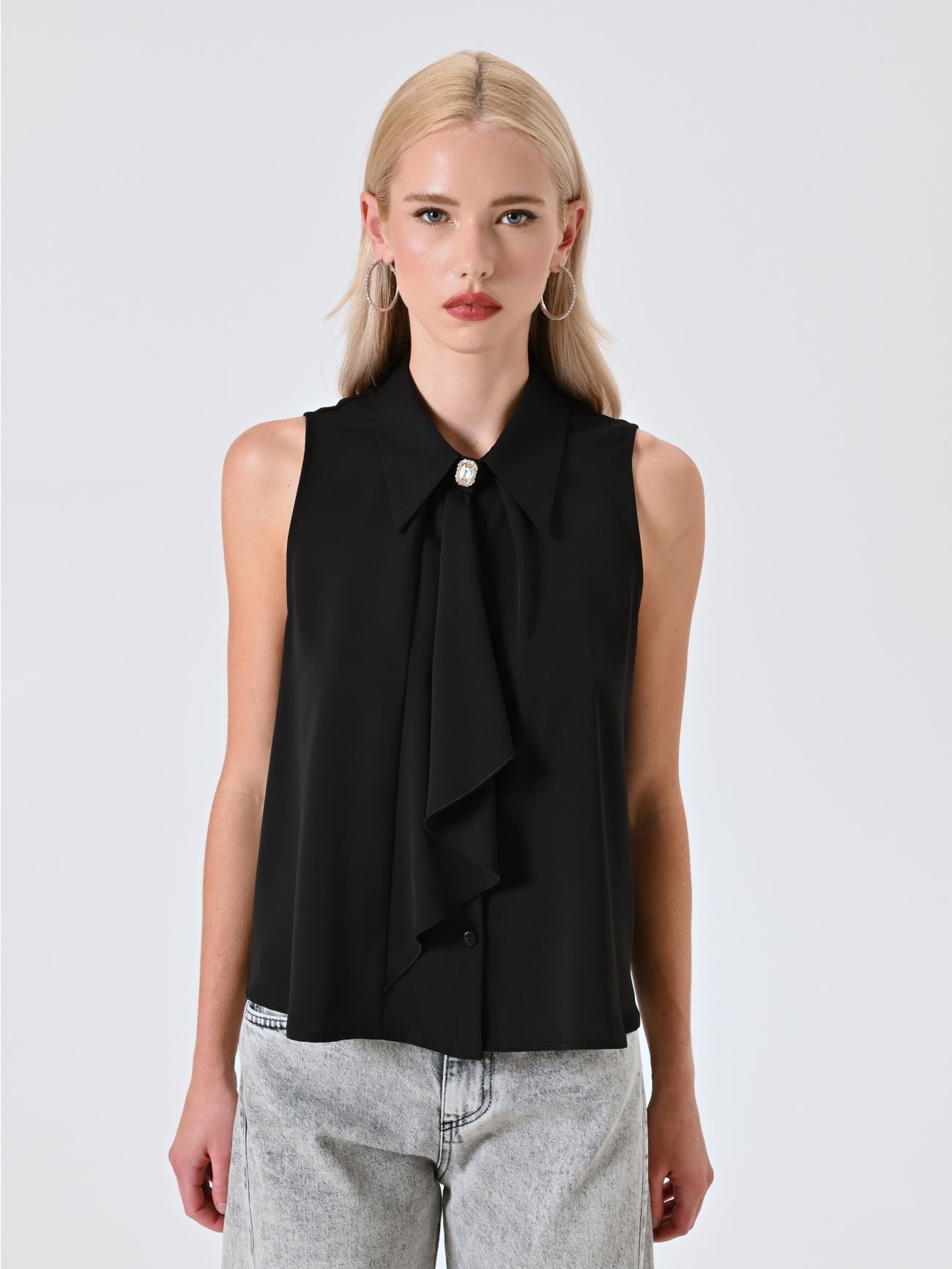 Camisa negra sin mangas con volantes det_2