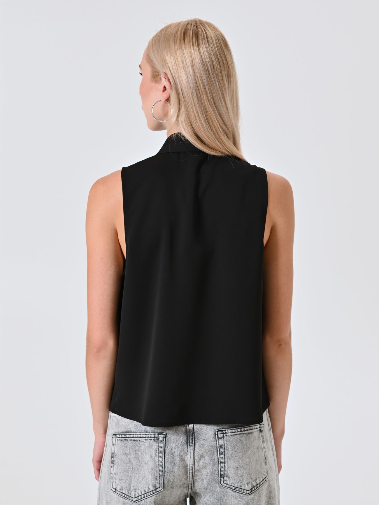 Camisa negra sin mangas con volantes det_3