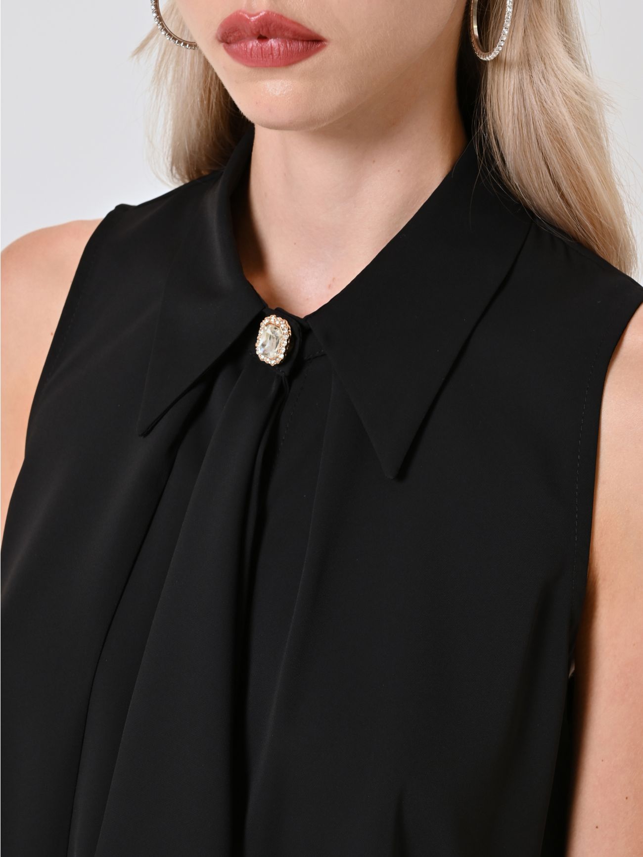 Camisa negra sin mangas con volantes in_i5