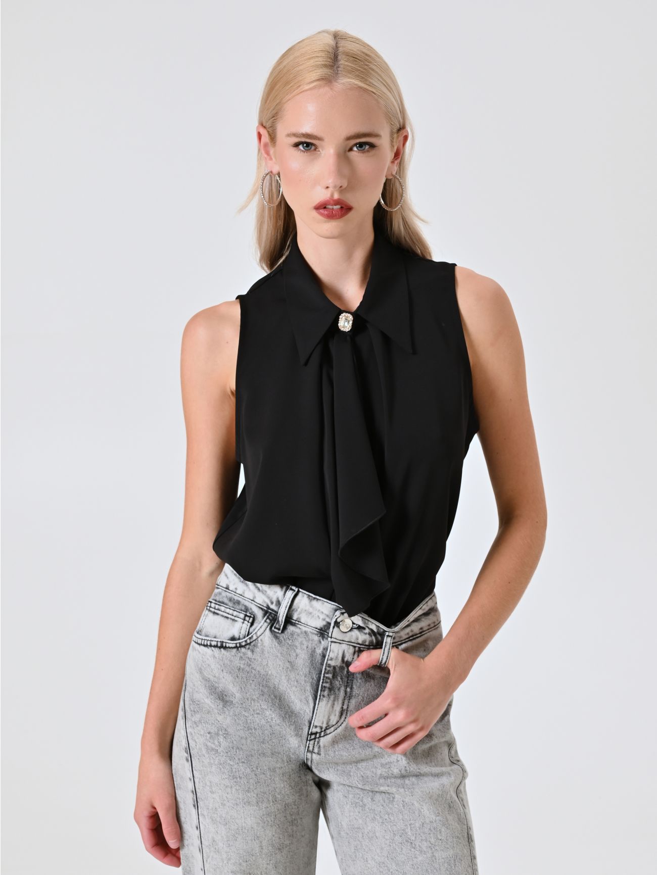 Camisa negra sin mangas con volantes in_i7
