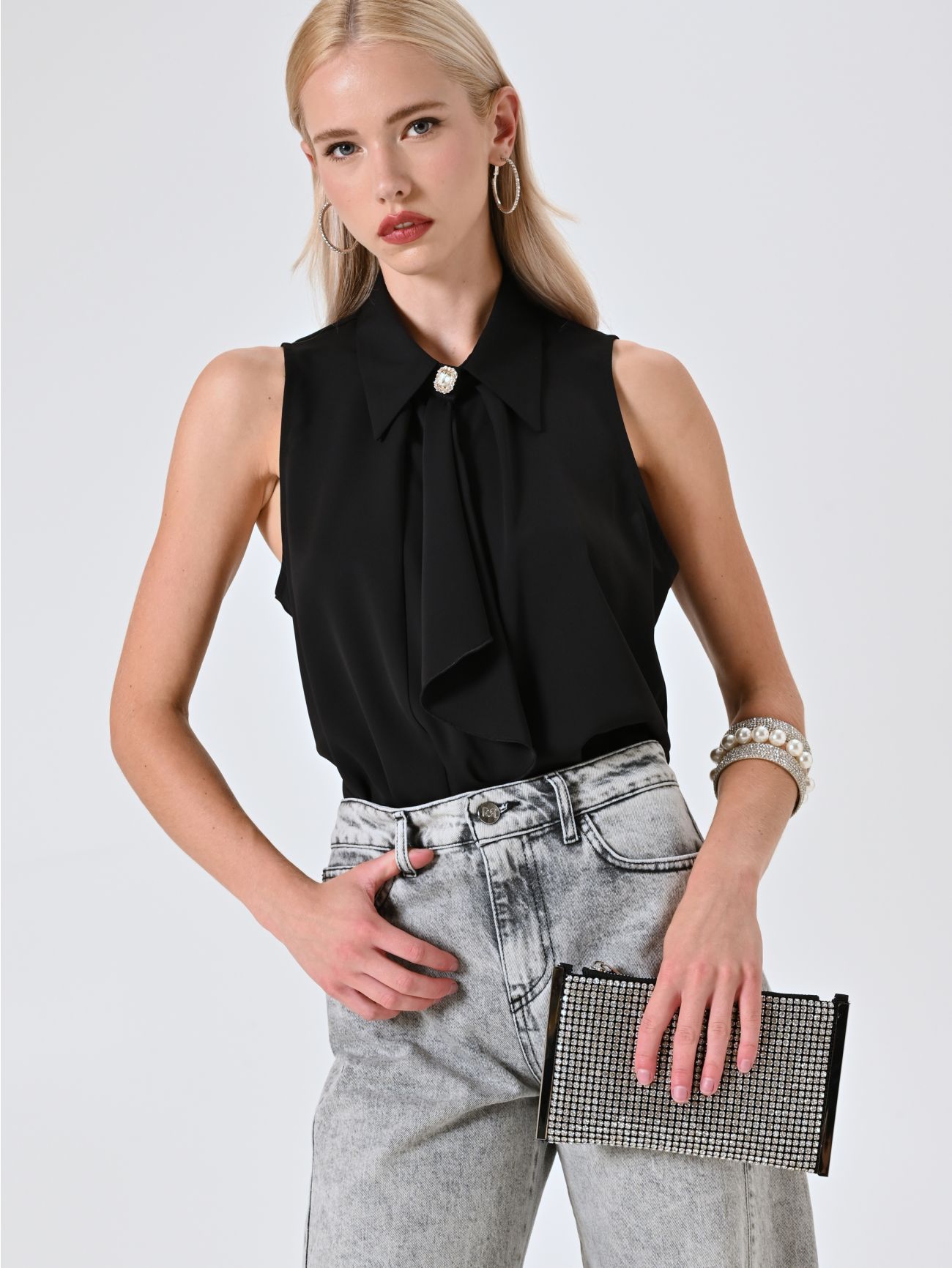 Camisa negra sin mangas con volantes sp_e1