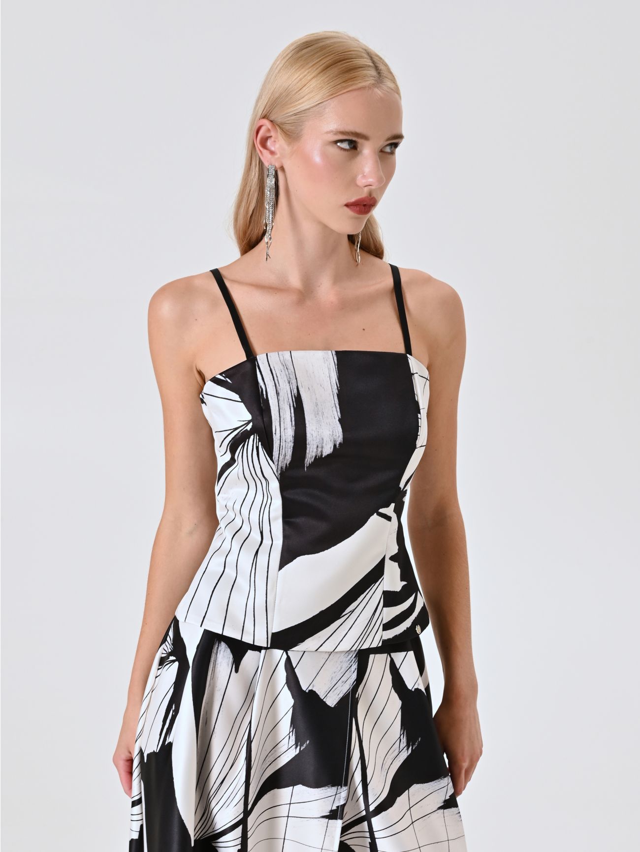 Bustier-Top mit Muster in Schwarz und Weiß in_i7
