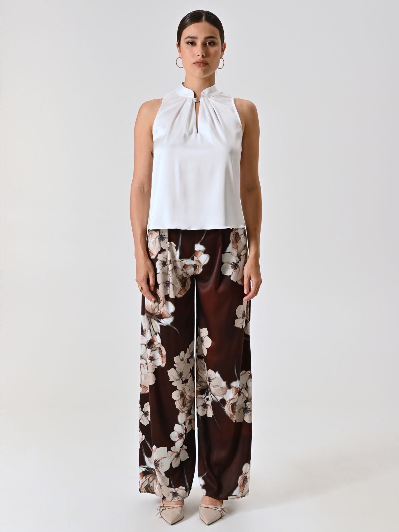 Blusa blanca con cuello mao det_1