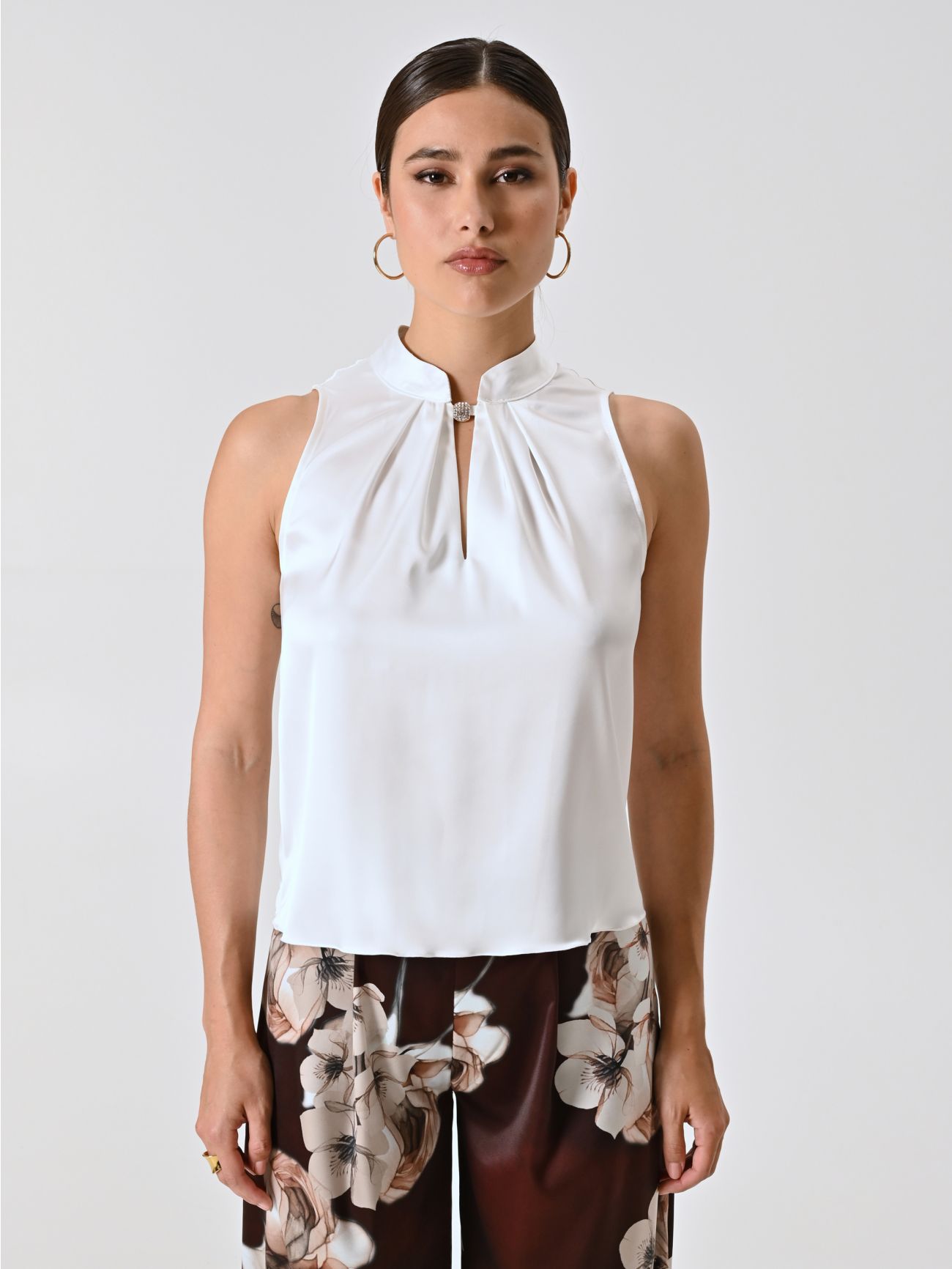 Blusa blanca con cuello mao det_2