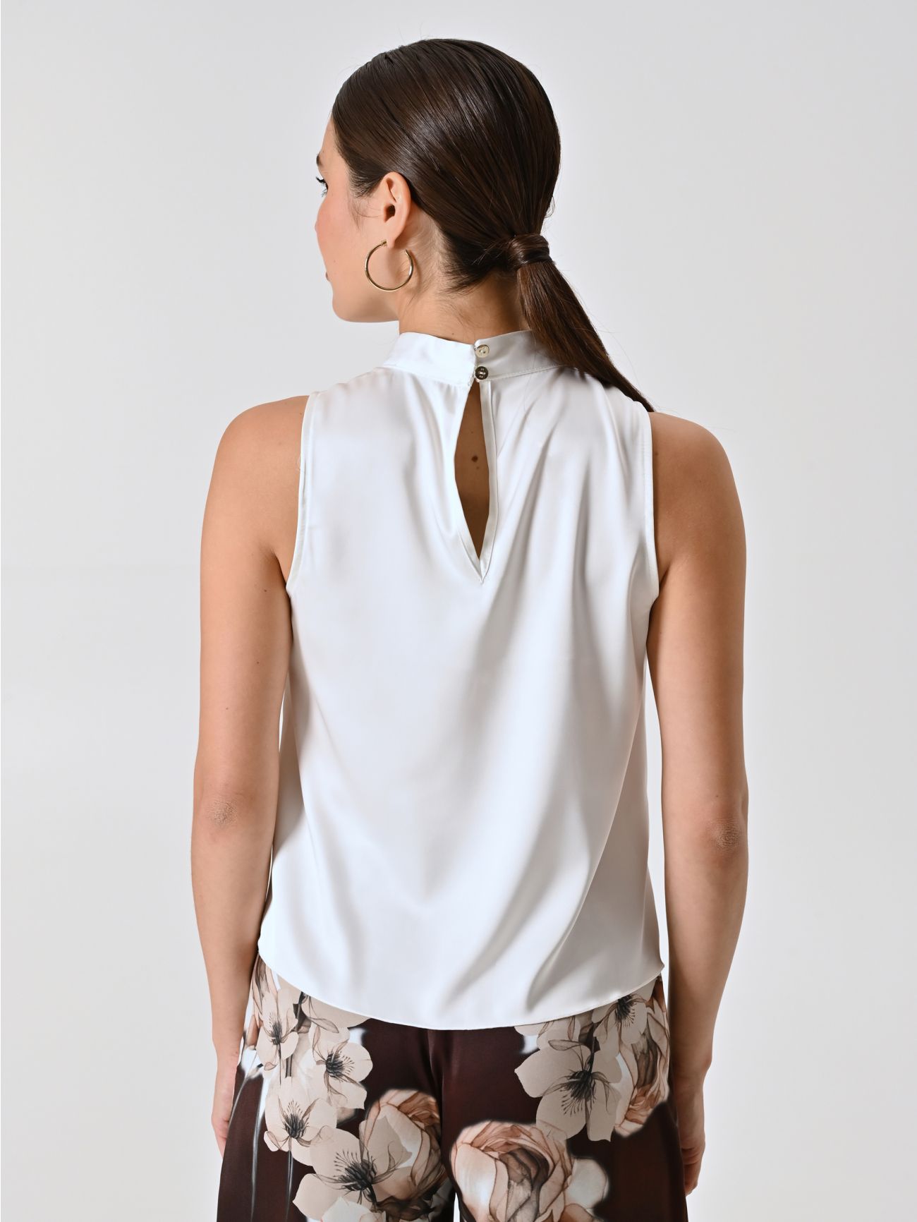 Blusa blanca con cuello mao det_3