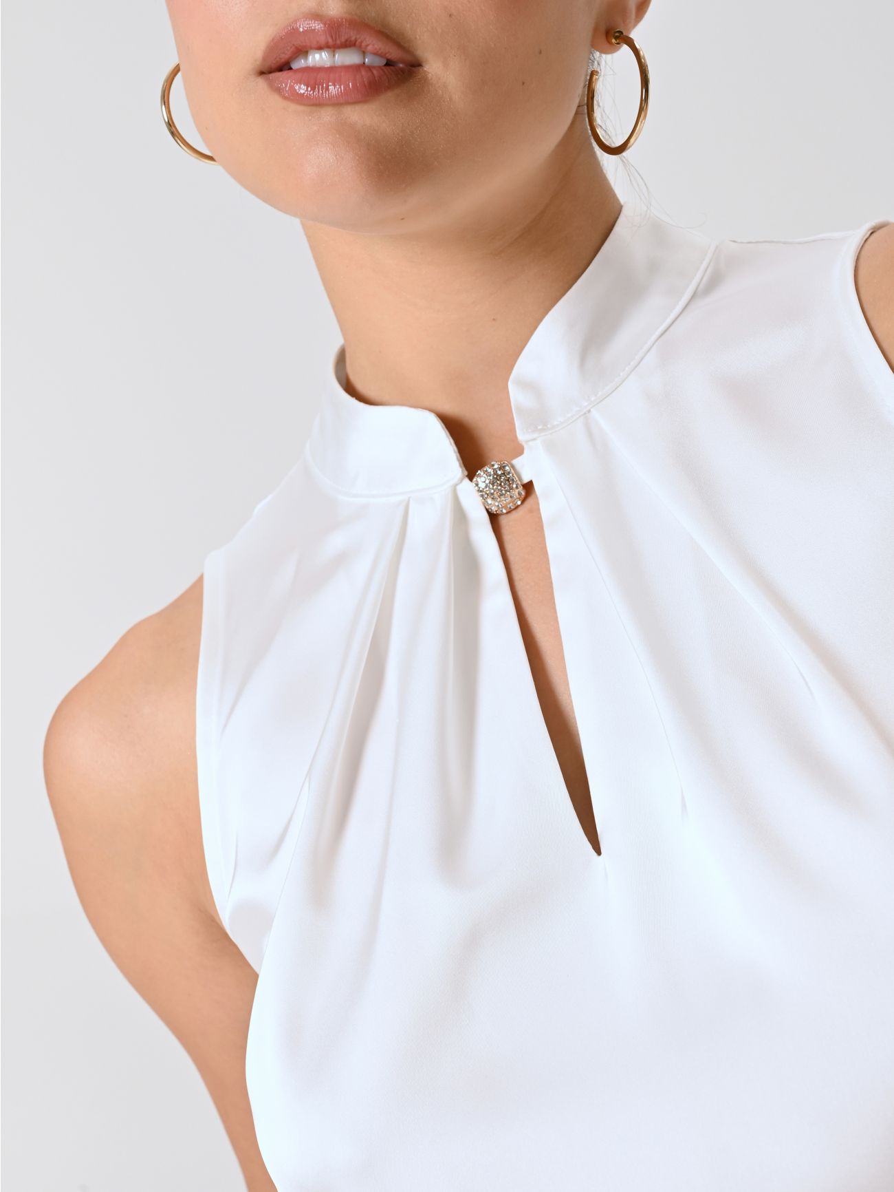 Blusa blanca con cuello mao in_i5