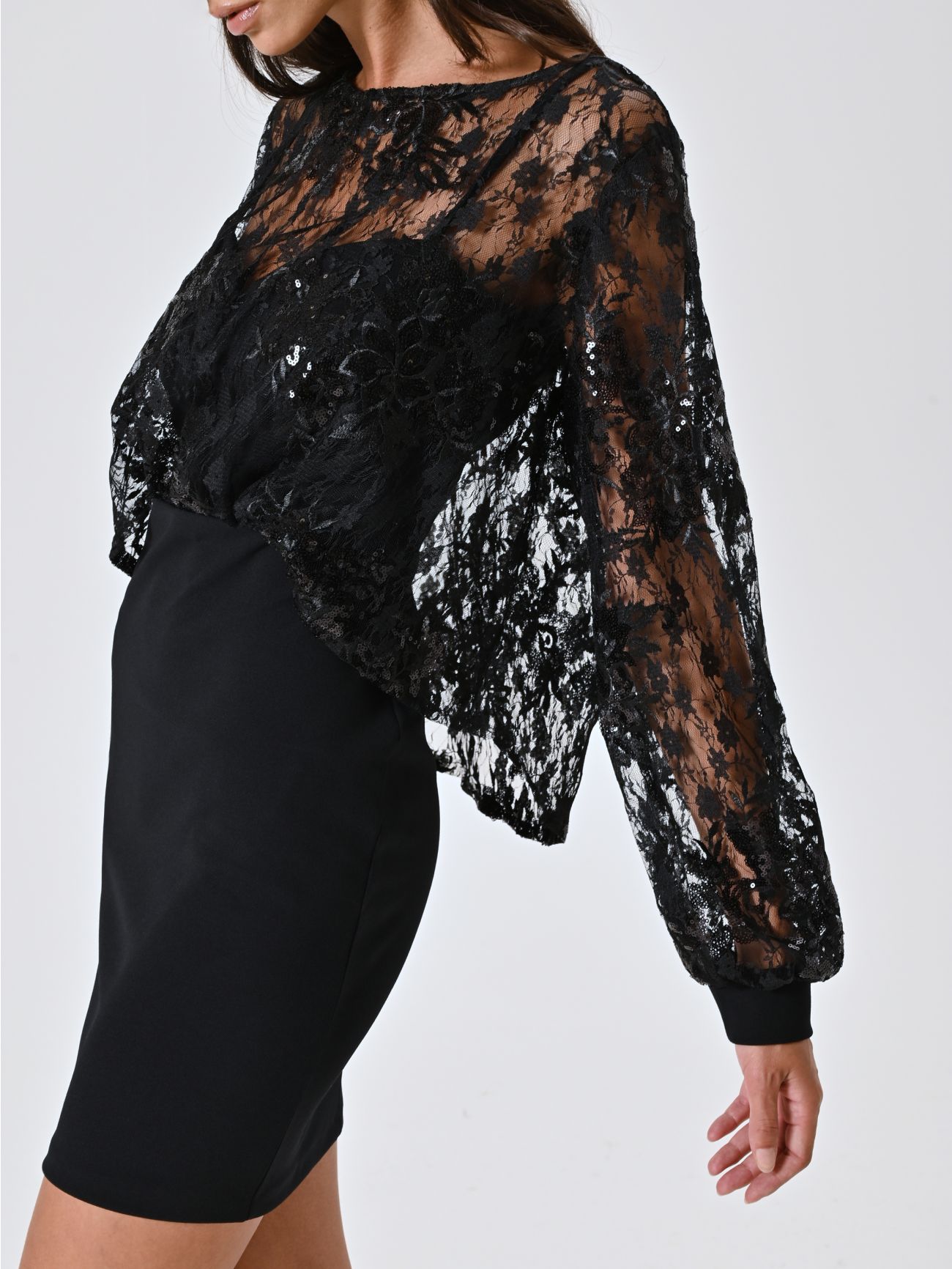 Schwarzes Etuikleid mit Spitzenbluse & Pailletten in_i5