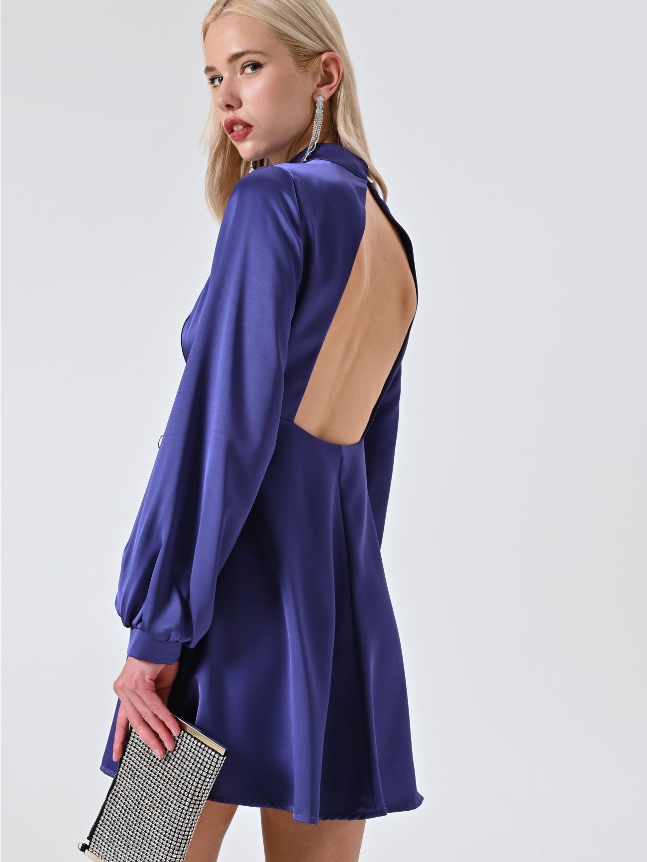 Vestido corto con espalda descubierta in_i5