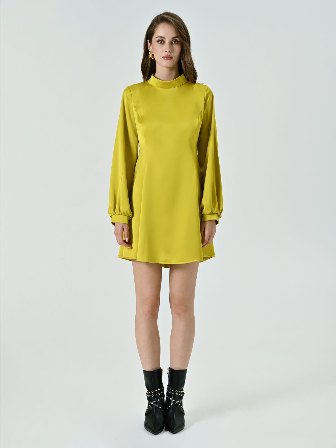 Vestido corto con espalda descubierta det_1
