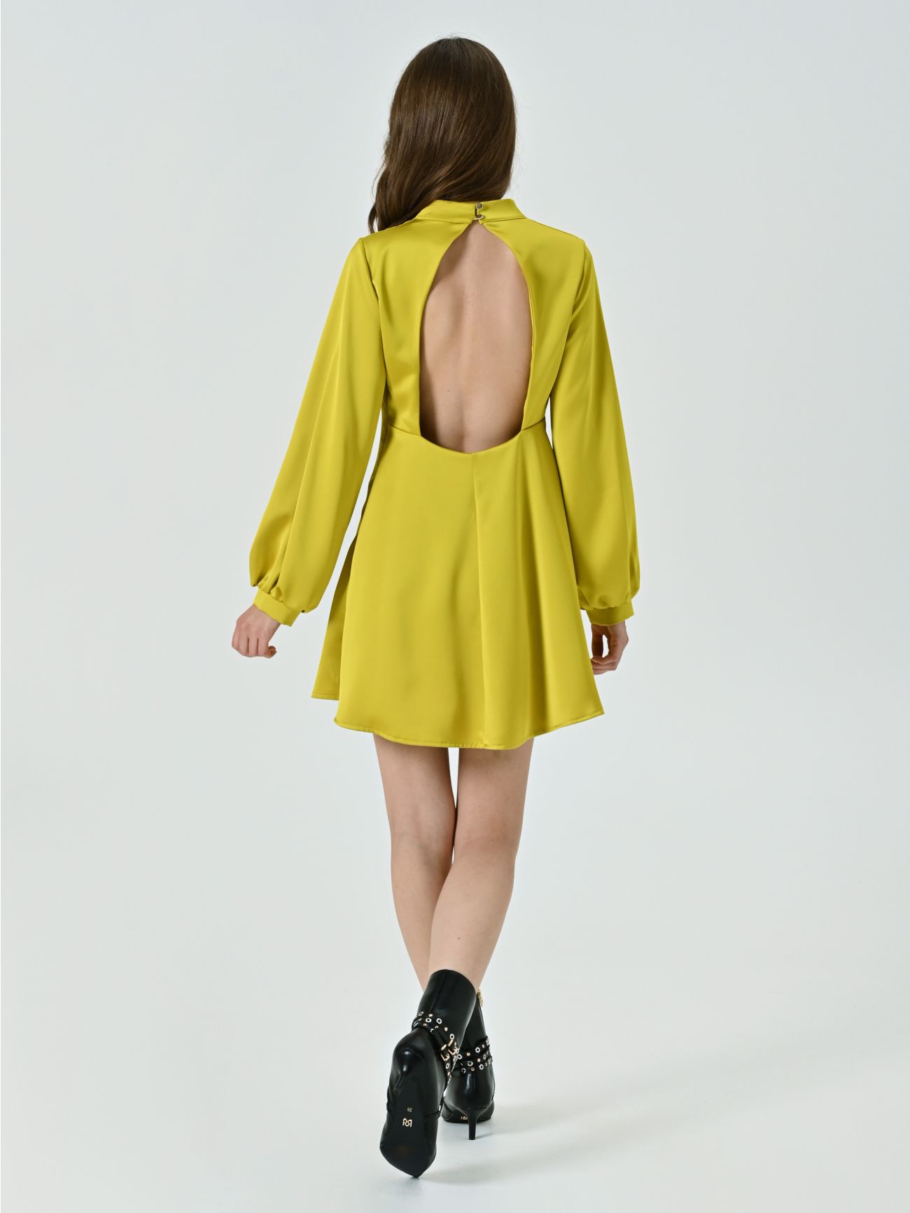 Vestido corto con espalda descubierta det_3