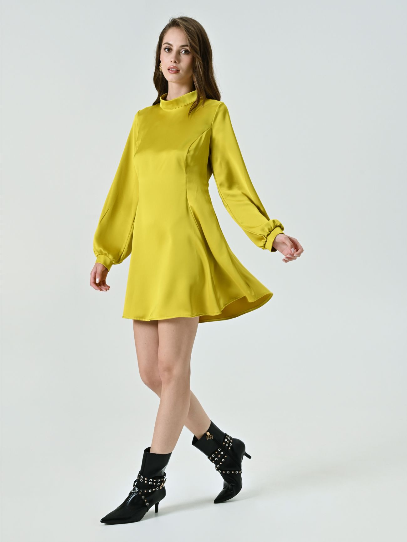 Vestido corto con espalda descubierta in_i7