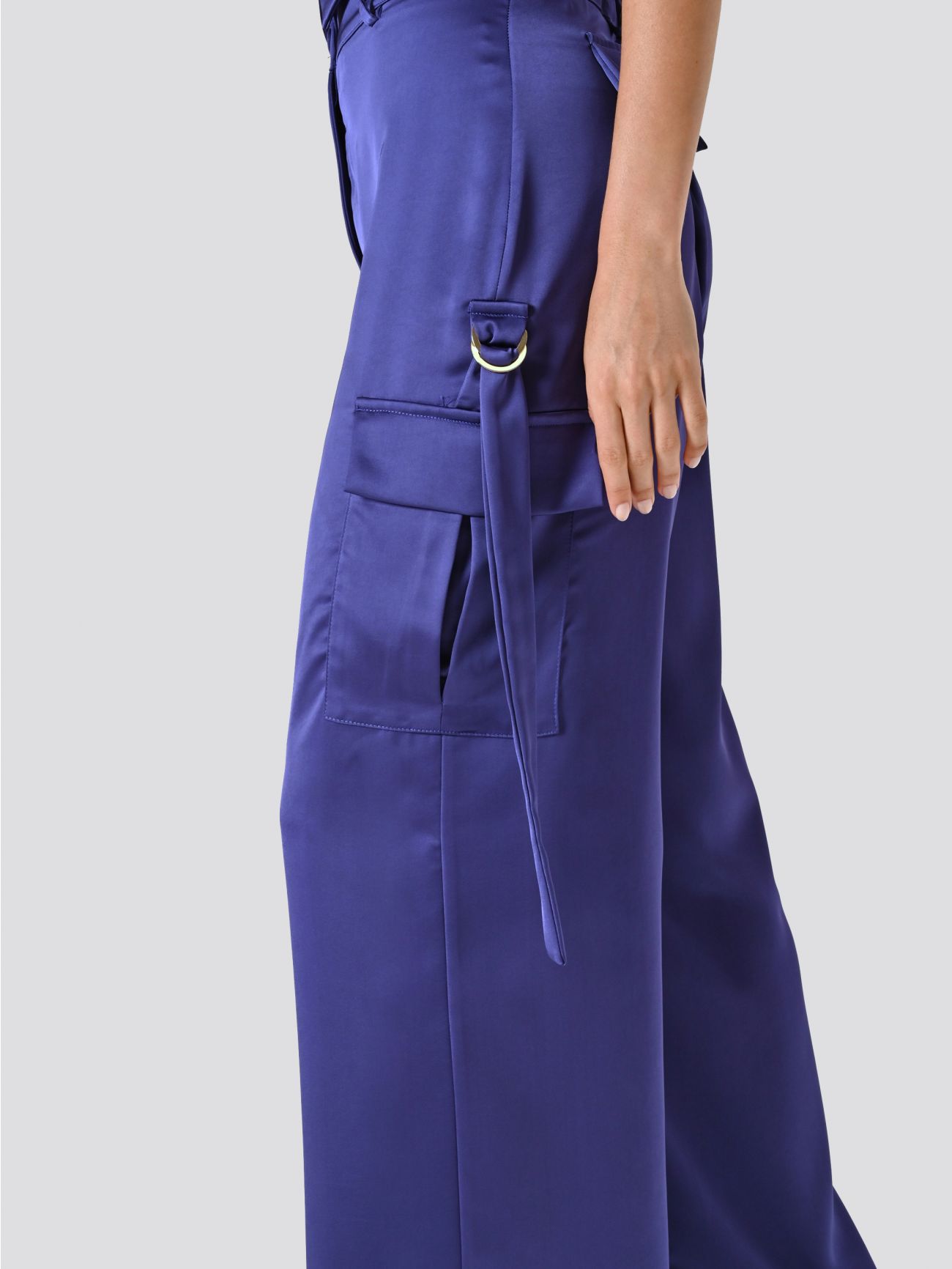Pantalon cargo en satin violet in_i5