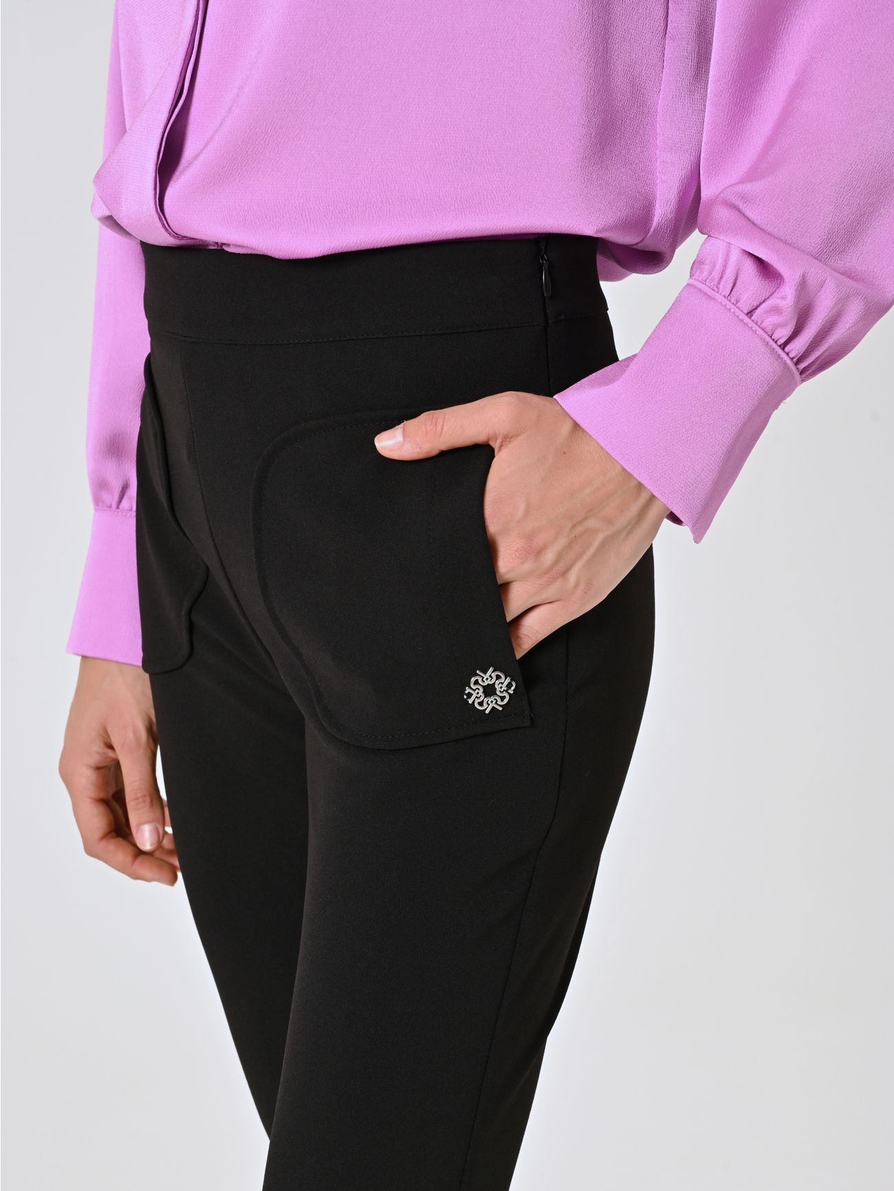 Pantalón acampanado negro in_i5
