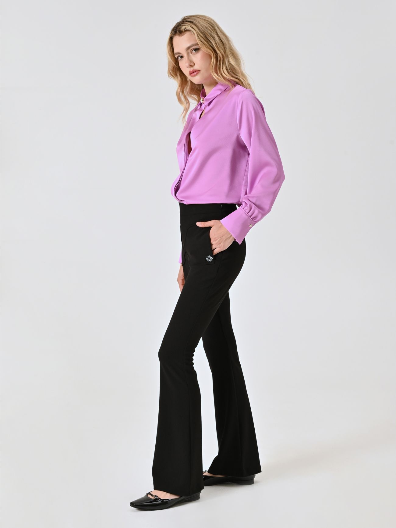 Pantalón acampanado negro in_i7