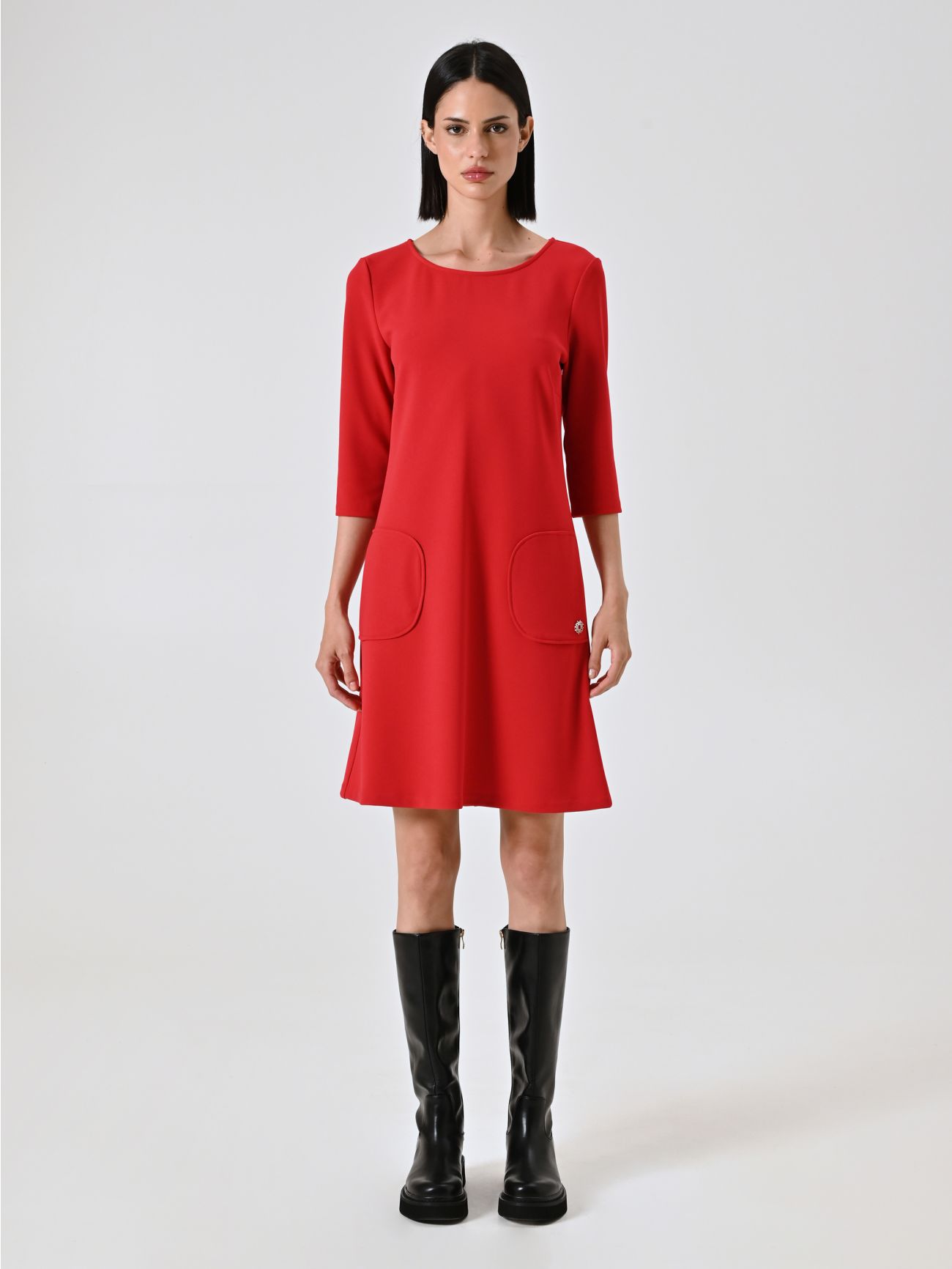 Rotes Kleid mit aufgesetzten Taschen det_1
