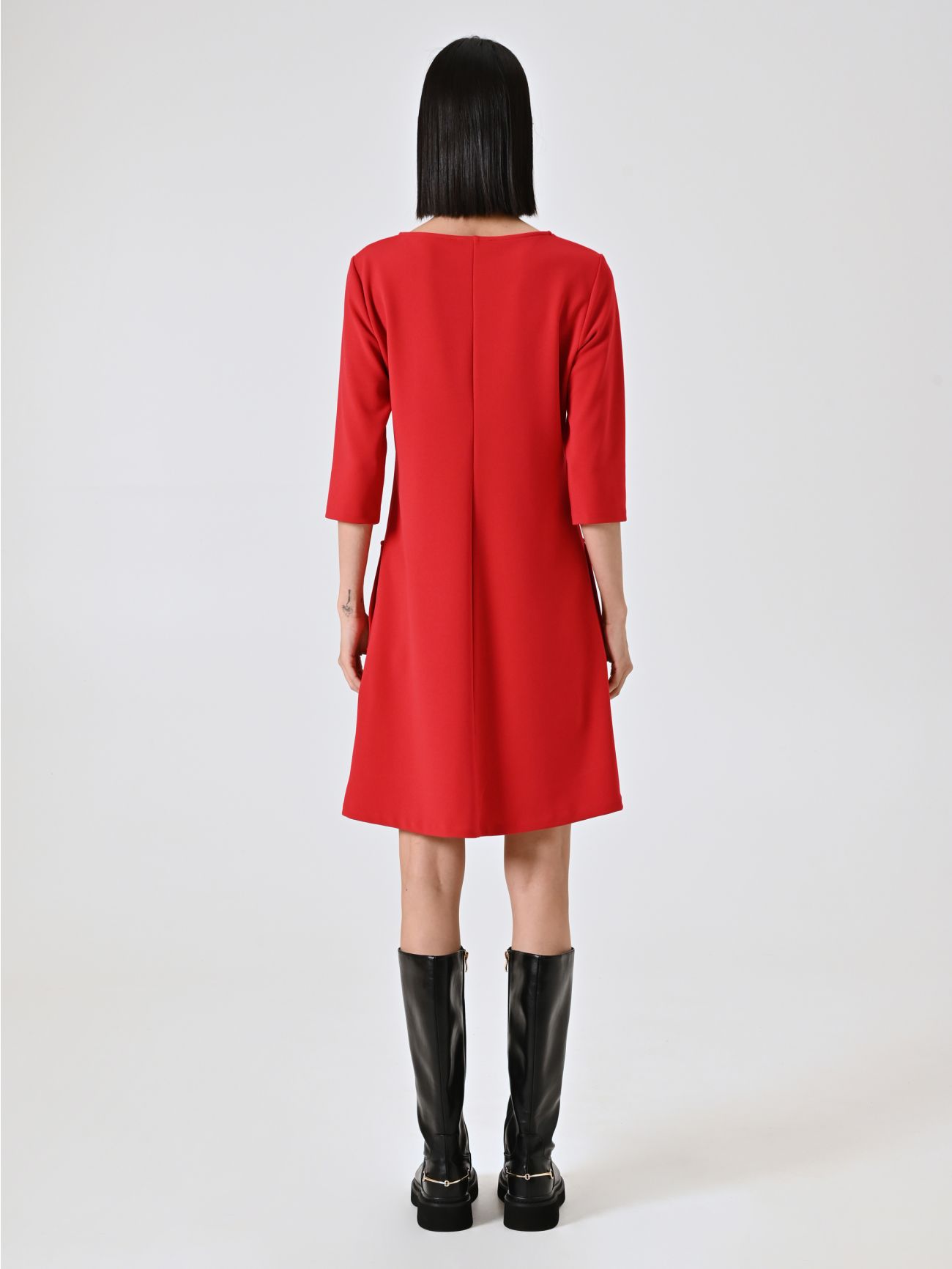 Rotes Kleid mit aufgesetzten Taschen det_3