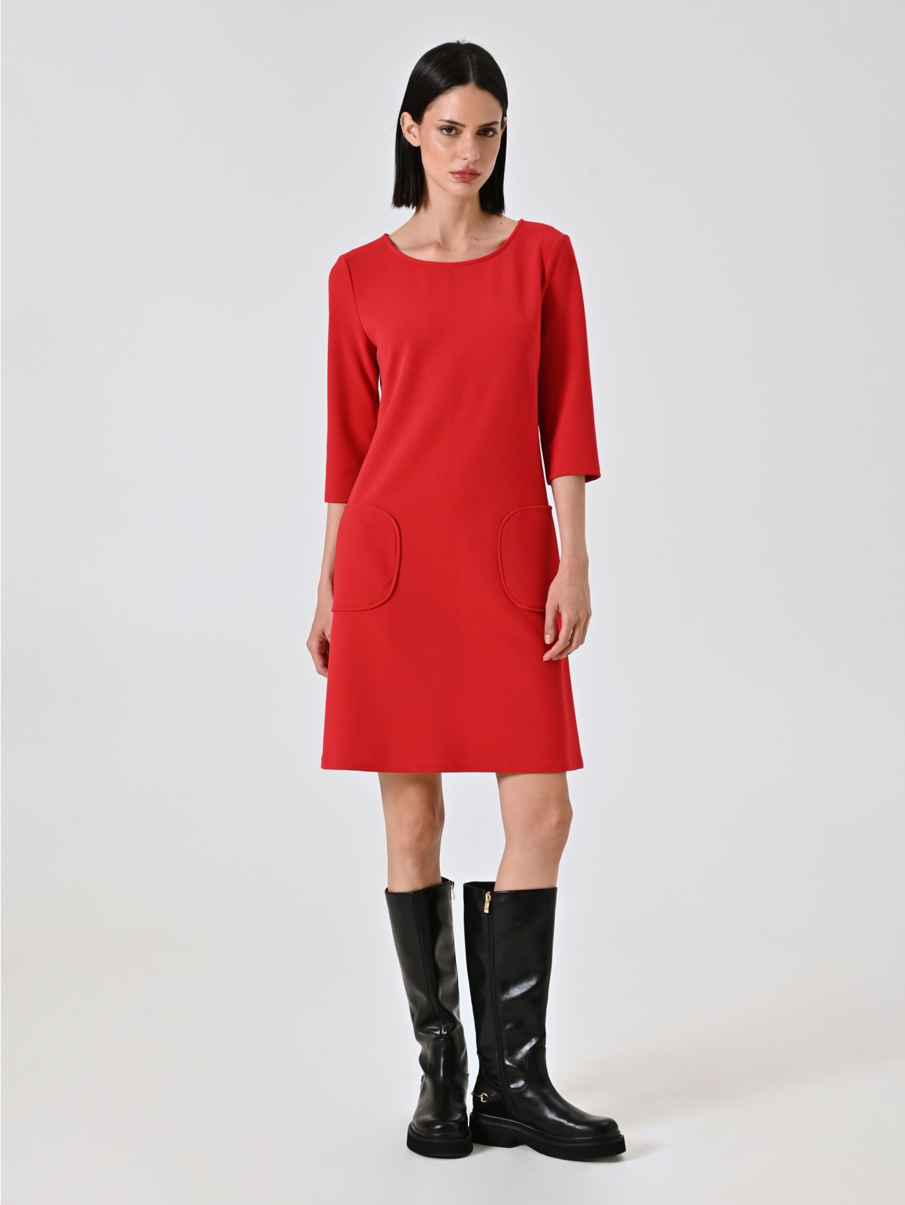 Rotes Kleid mit aufgesetzten Taschen in_i7