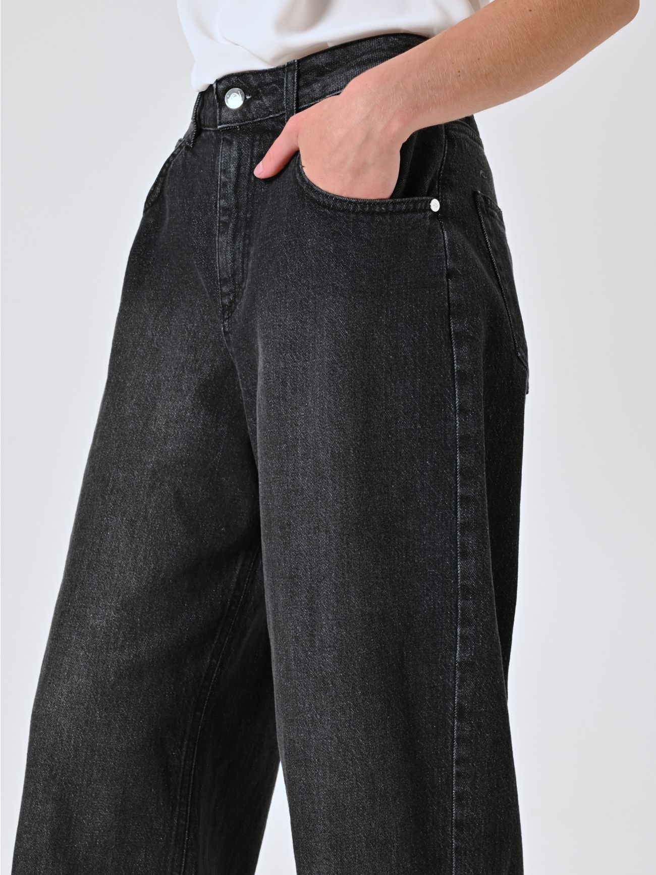Black Relaxed-fit Jeans in_i5